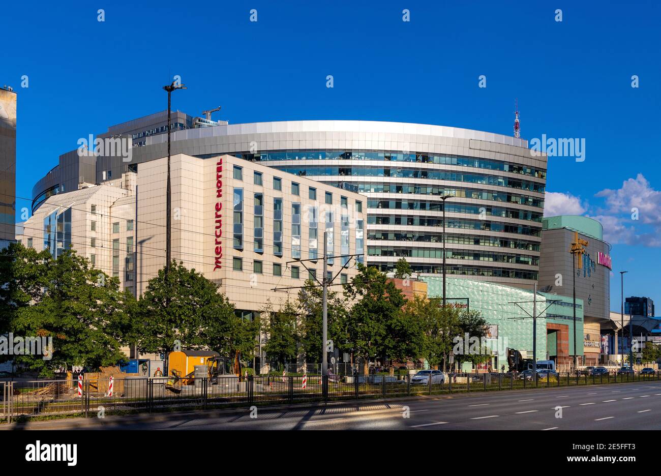 Warschau, Polen - 22. Mai 2020: Geschäftsbezirk Srodmiescie mit Büro- und Einkaufskomplex Zlote Tarasy Golden Terraces und Mercure Hotel Stockfoto