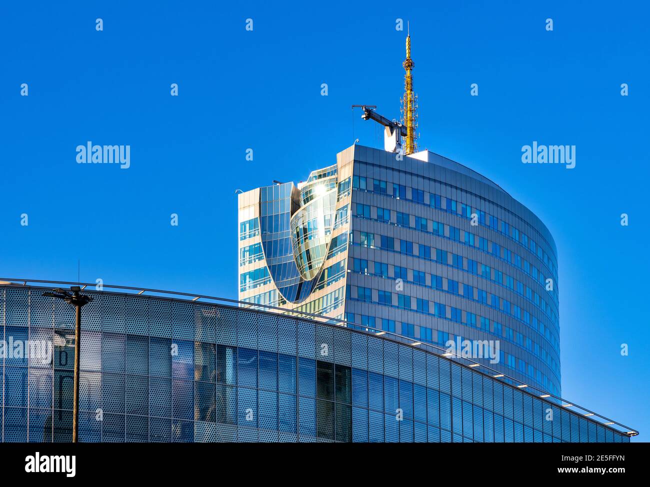 Warschau, Polen - 22. Mai 2020: Zlote Tarasy Büro- und Einkaufskomplex mit Dachfenster und Lumen-Türmen, die sich über dem Bezirk Srodmiescie erheben Stockfoto