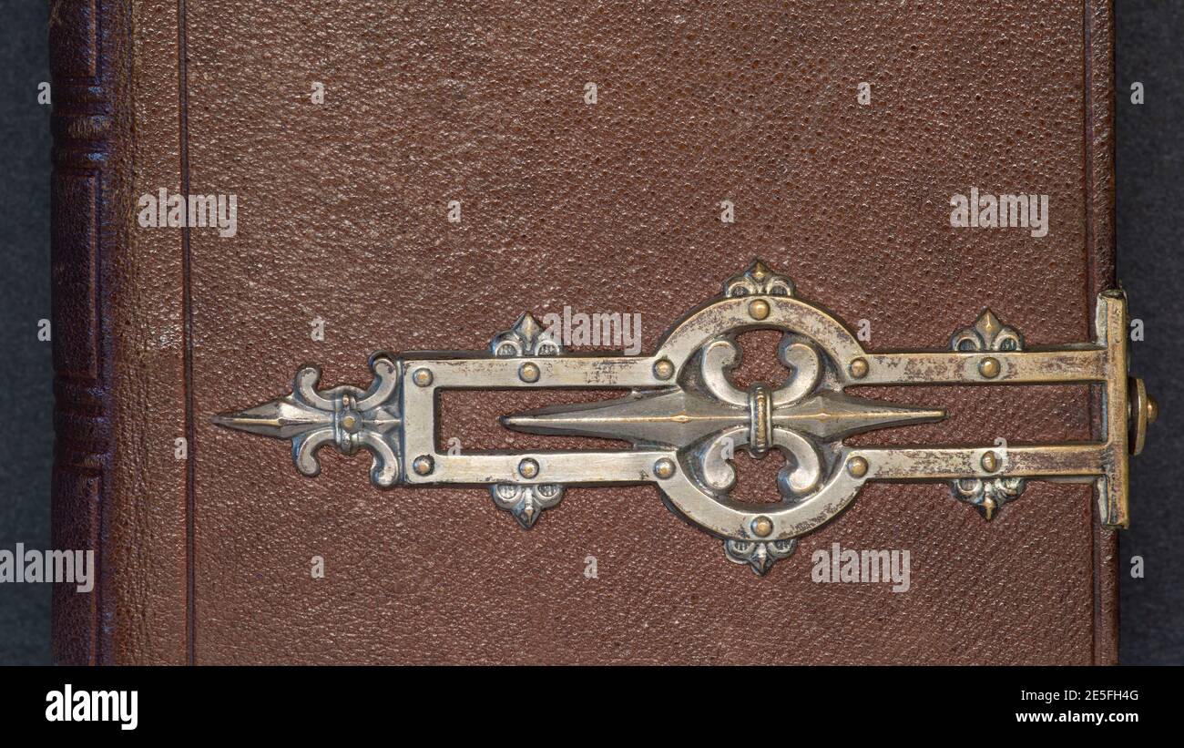 Detail einer alten Buchhülle aus Leder und Metall Stockfoto