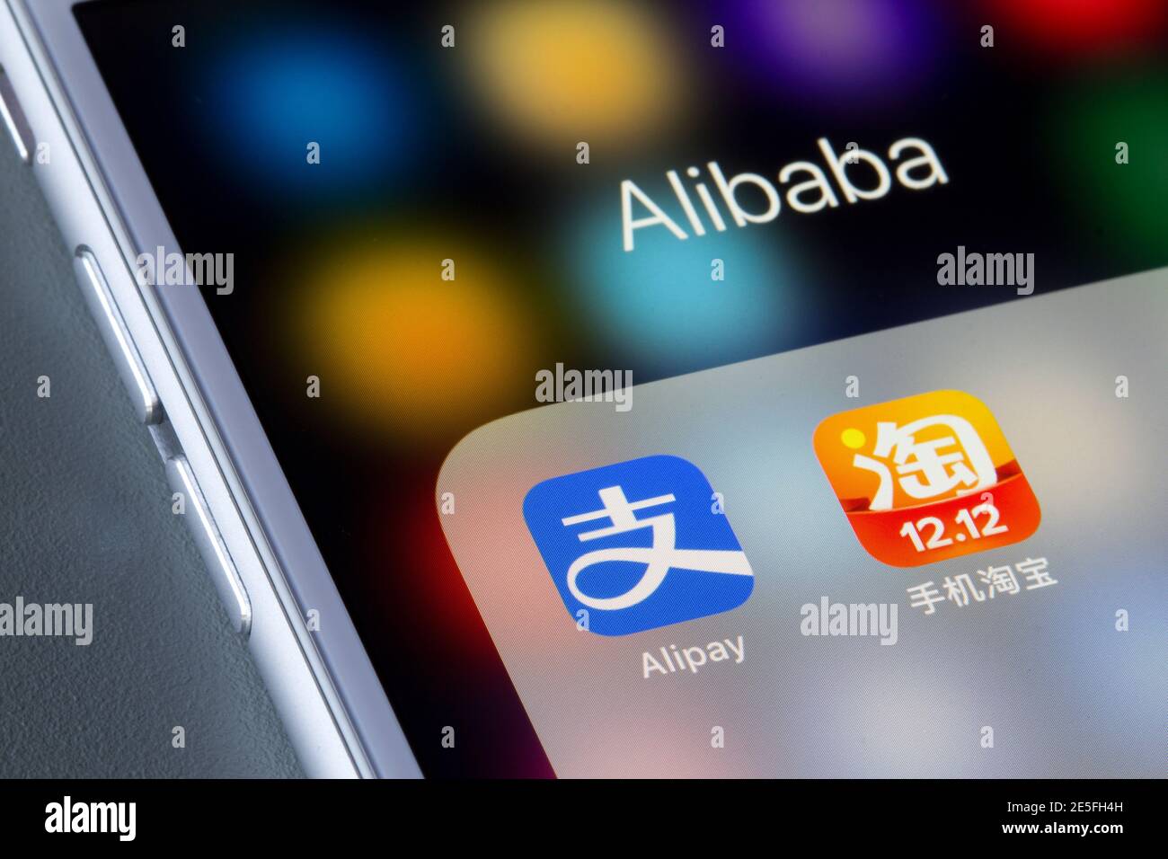 Symbole von Alibaba Group Alipay und Taobao sind auf einem iPhone zu sehen. Alipay ist eine mobile und Online-Zahlungsplattform von Drittanbietern, während Taobao ein E-comm ist Stockfoto