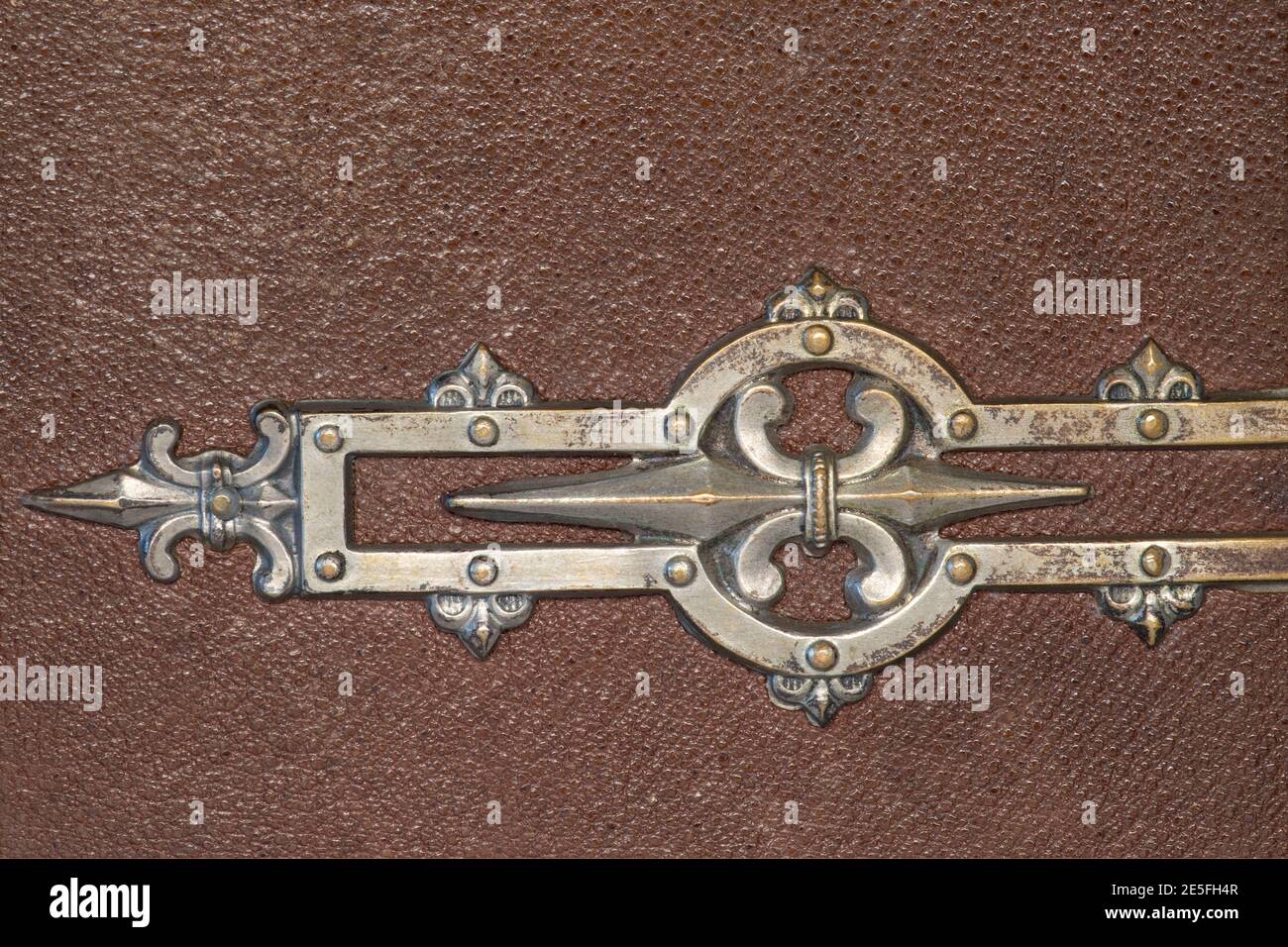 Detail einer alten Buchhülle aus Leder und Metall Stockfoto