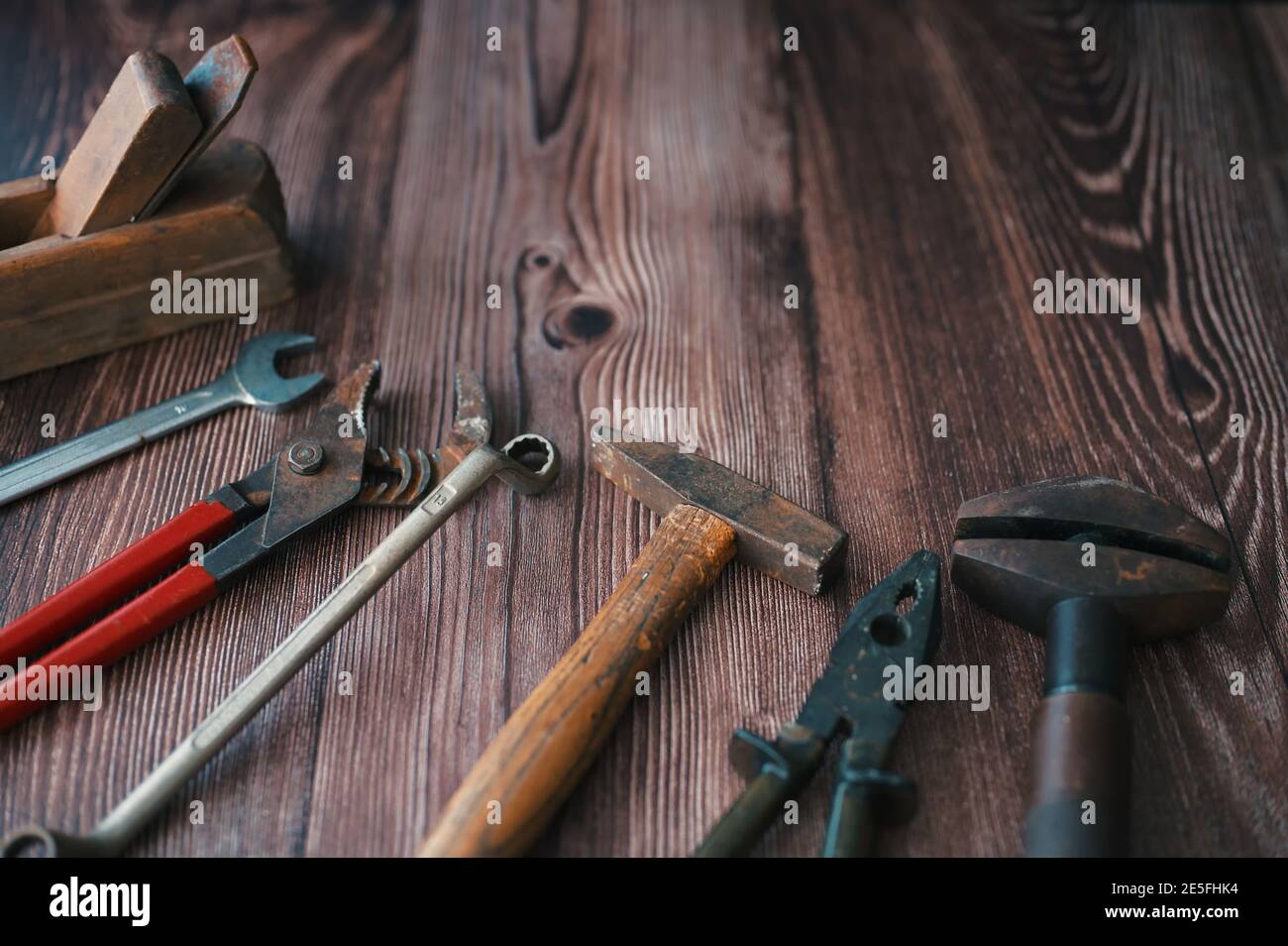 Schmutziger Satz von Vintage-Handwerkzeugen auf Holzhintergrund Stockfoto