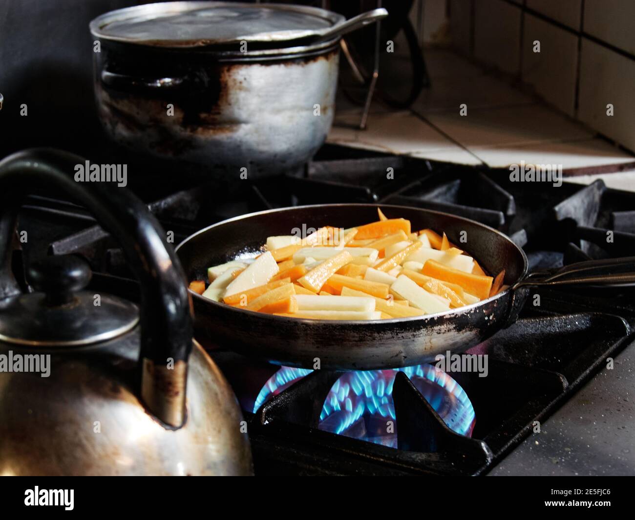 Flammkuchen Koch Kochen in der Küche. Professioneller Chefkoch im Flambe-Stil. Stockfoto