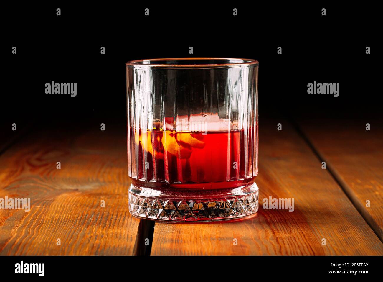 Seitenansicht negroni Cocktail in Old Fashion Glas Stockfoto