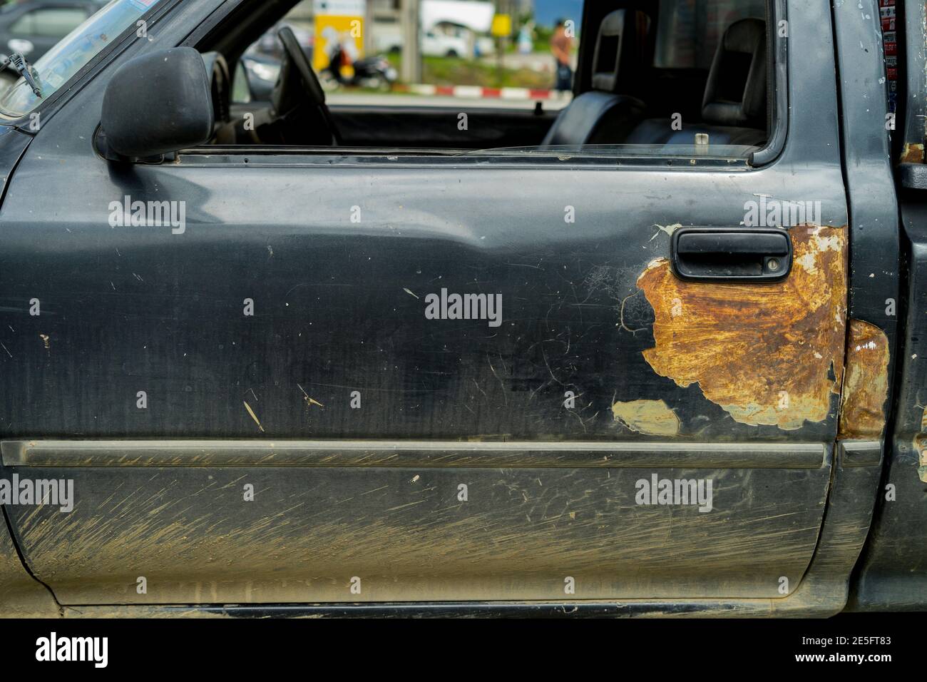 Rostige Autotür mit Griff, alte Autotür Griff bar es immer noch gut funktioniert in Thailand Nahaufnahme Bild. Stockfoto