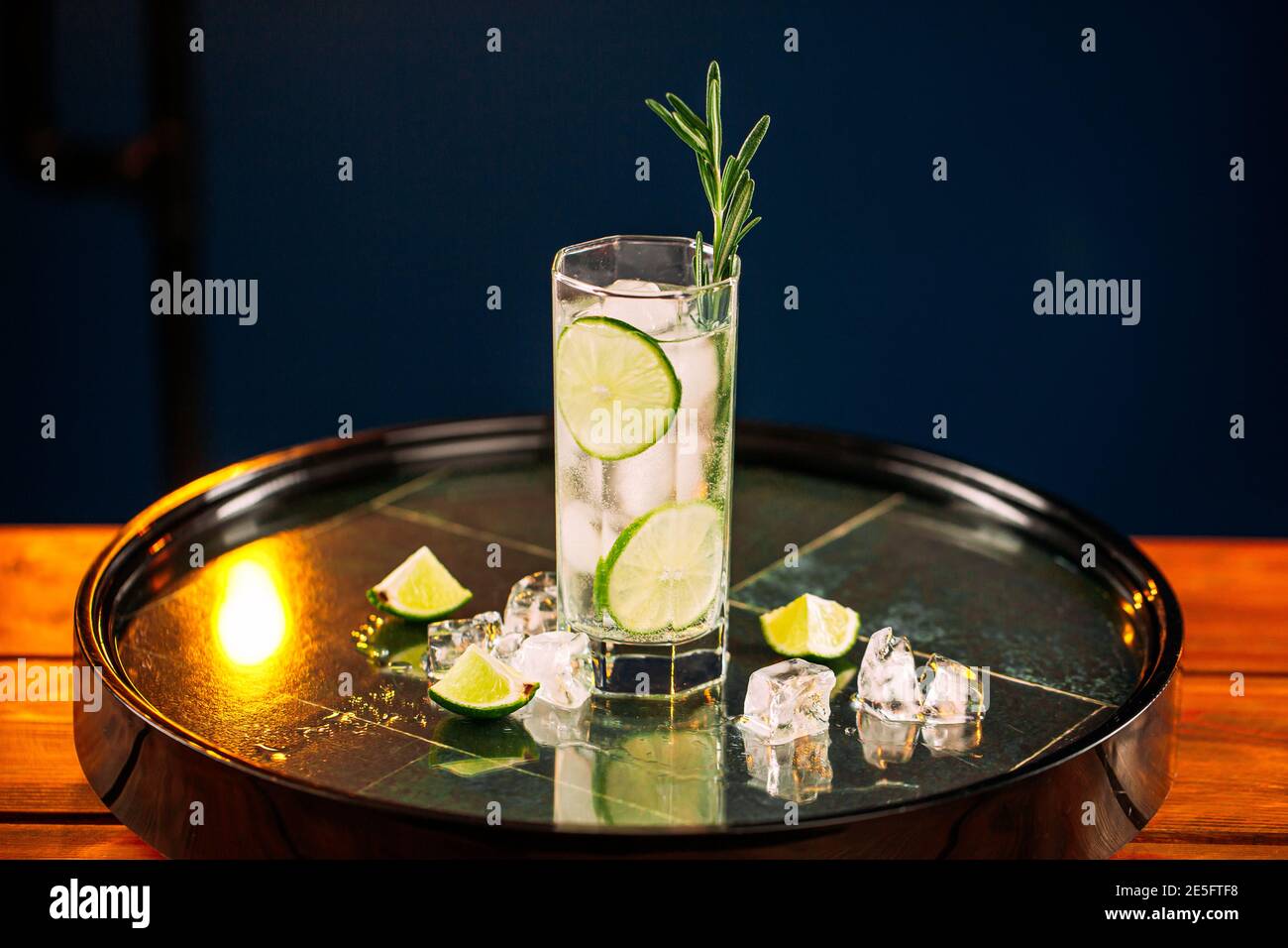 Frischer Gin Tonic Cocktail mit Rosmarin und Limette Stockfoto