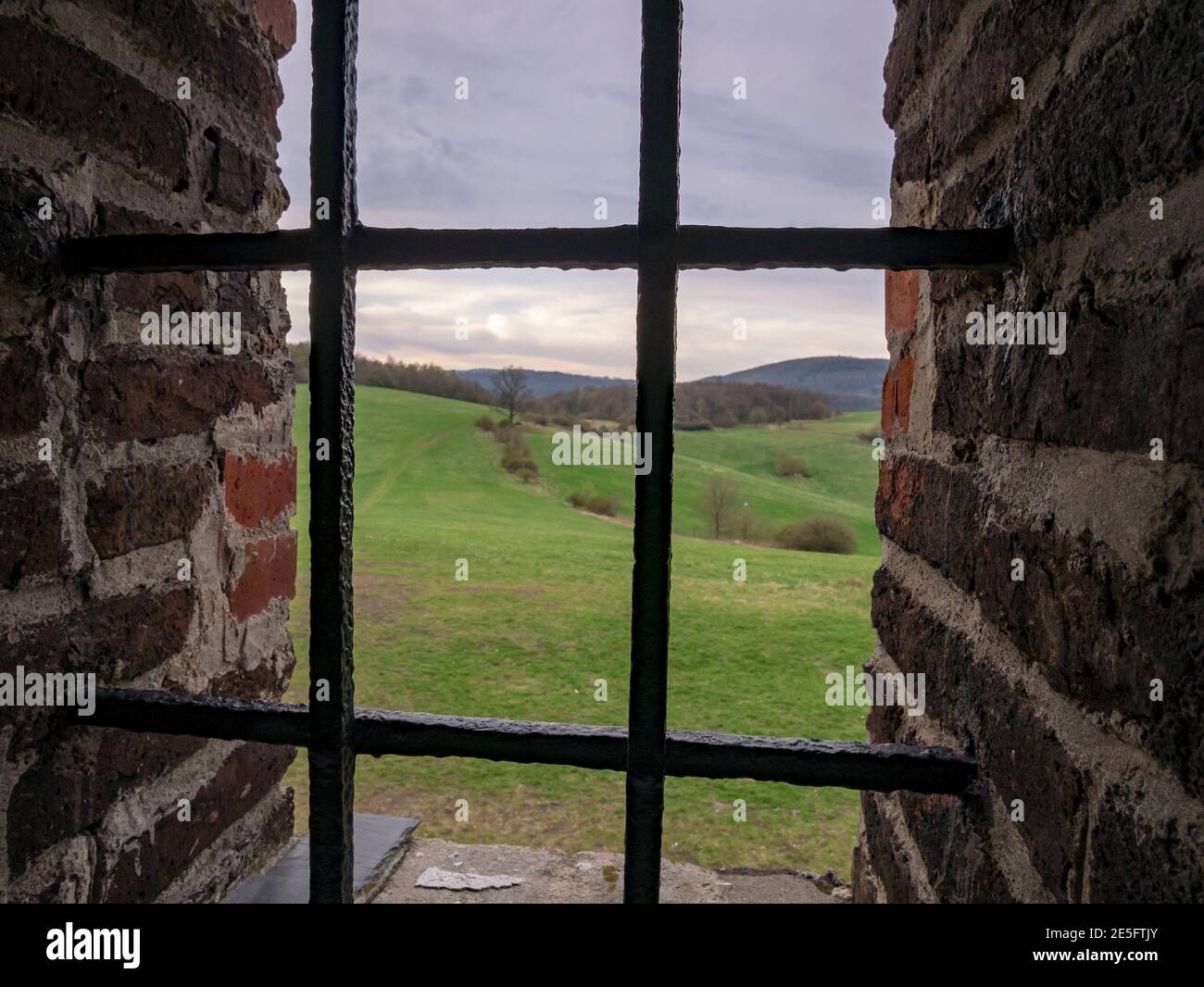 Ein Blick in die Landschaft durch das verbarrte Fenster Stockfoto