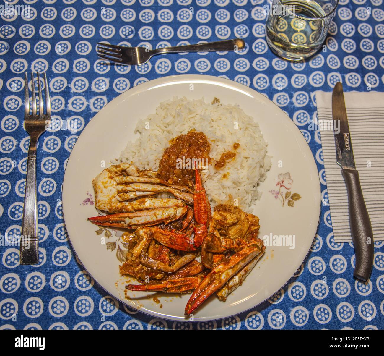 Currykrabben auf Reis Stockfoto