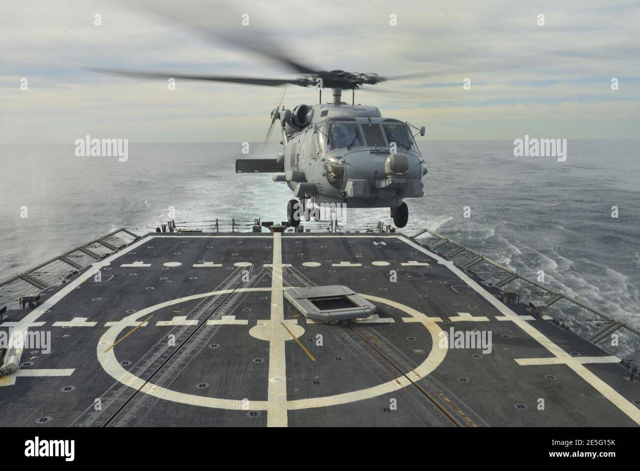 MH-60R von HSM-46 landete 40 auf der USS Halyburton (FFG-2014) im Atlantik. Stockfoto