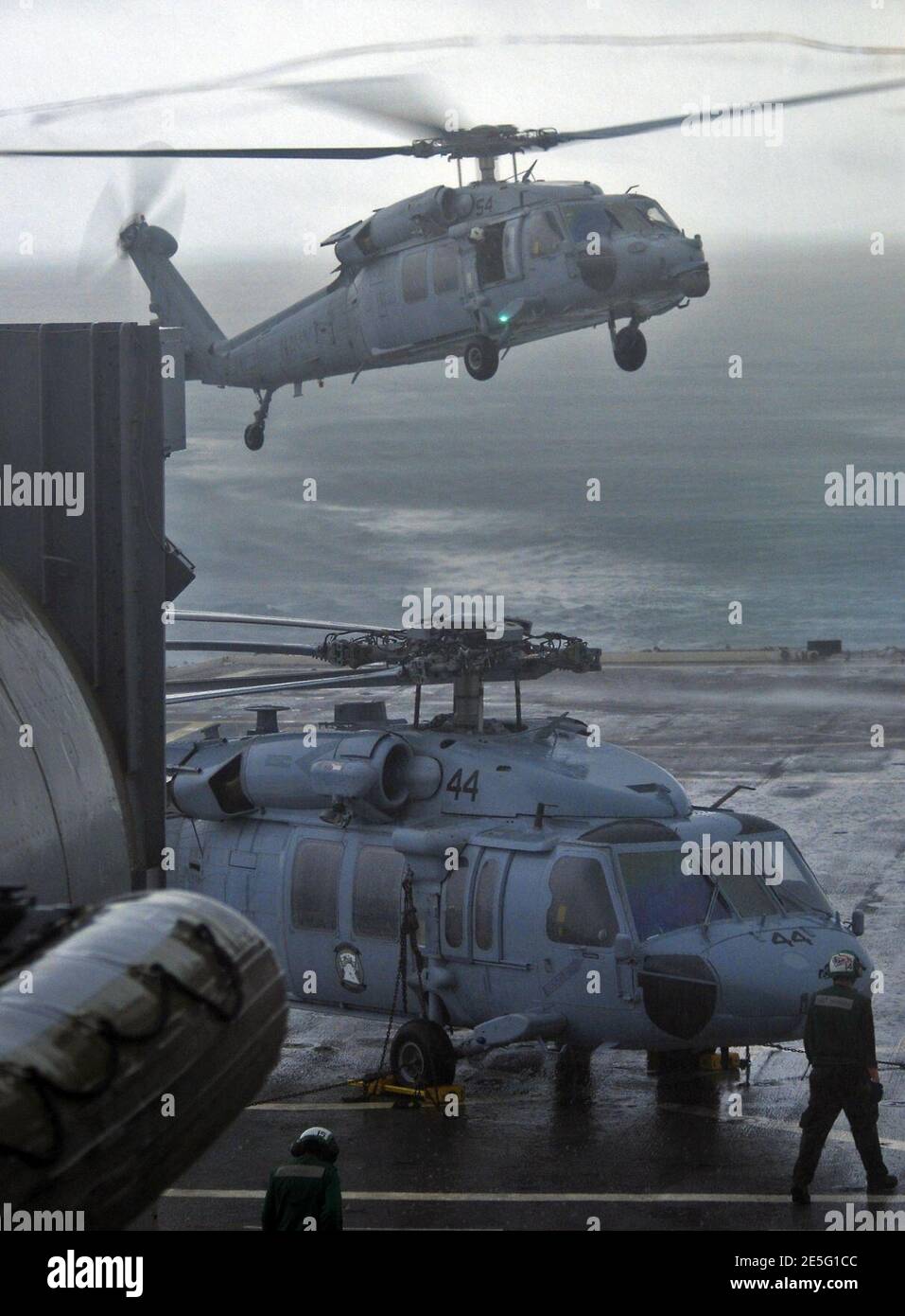MH-60S Sea Hawk landet an Bord der USS Cleveland 110519 Stockfoto