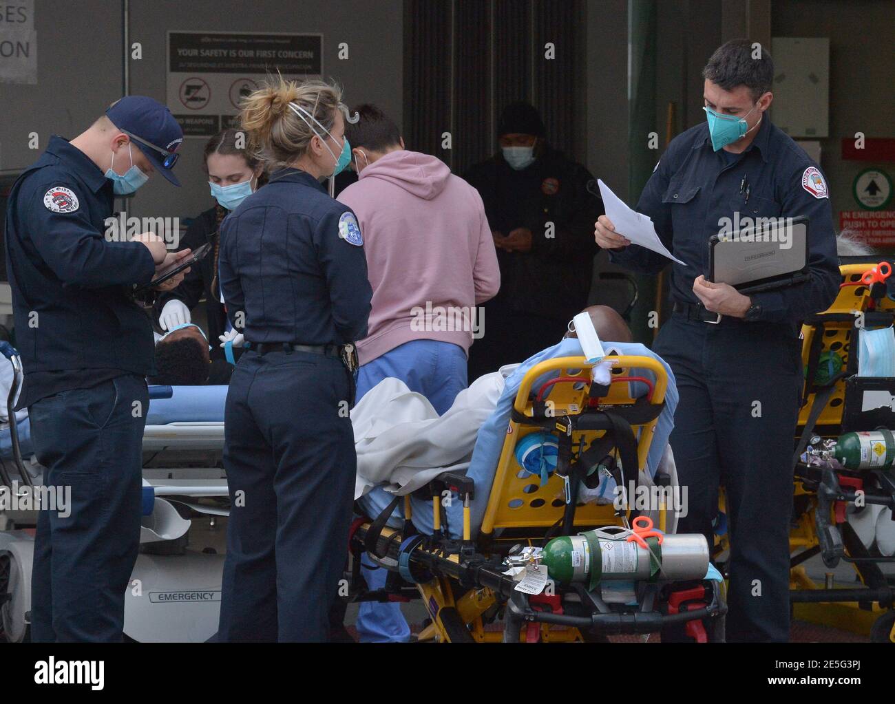 Los Angeles, Usa. Januar 2021. Der Noteingang des Martin Luther King Hospitals ist am Mittwoch, den 27. Januar 2021, ein Zentrum der Aktivität. Die Bevölkerung, die von MLK bedient wird, ist größtenteils Latino und Schwarz, beide Gemeinschaften, die stark von der Pandemie betroffen sind. Viele Bewohner leben in dichten, generationsübergreifenden Wohnhäusern, arbeiten wichtige Arbeitsplätze und leiden unter sekundären Gesundheitszuständen aufgrund eines lebenslangen, systemischen Mangels an Zugang zu qualitativ hochwertiger Grundversorgung. Foto von Jim Ruymen/UPI Kredit: UPI/Alamy Live Nachrichten Stockfoto