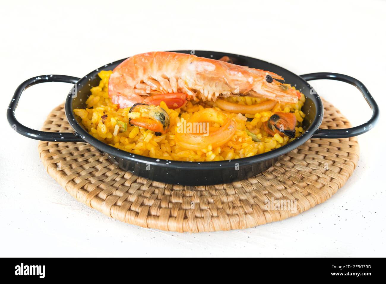 Paella typisch spanisches Essen in Granit Hintergrund Stockfoto