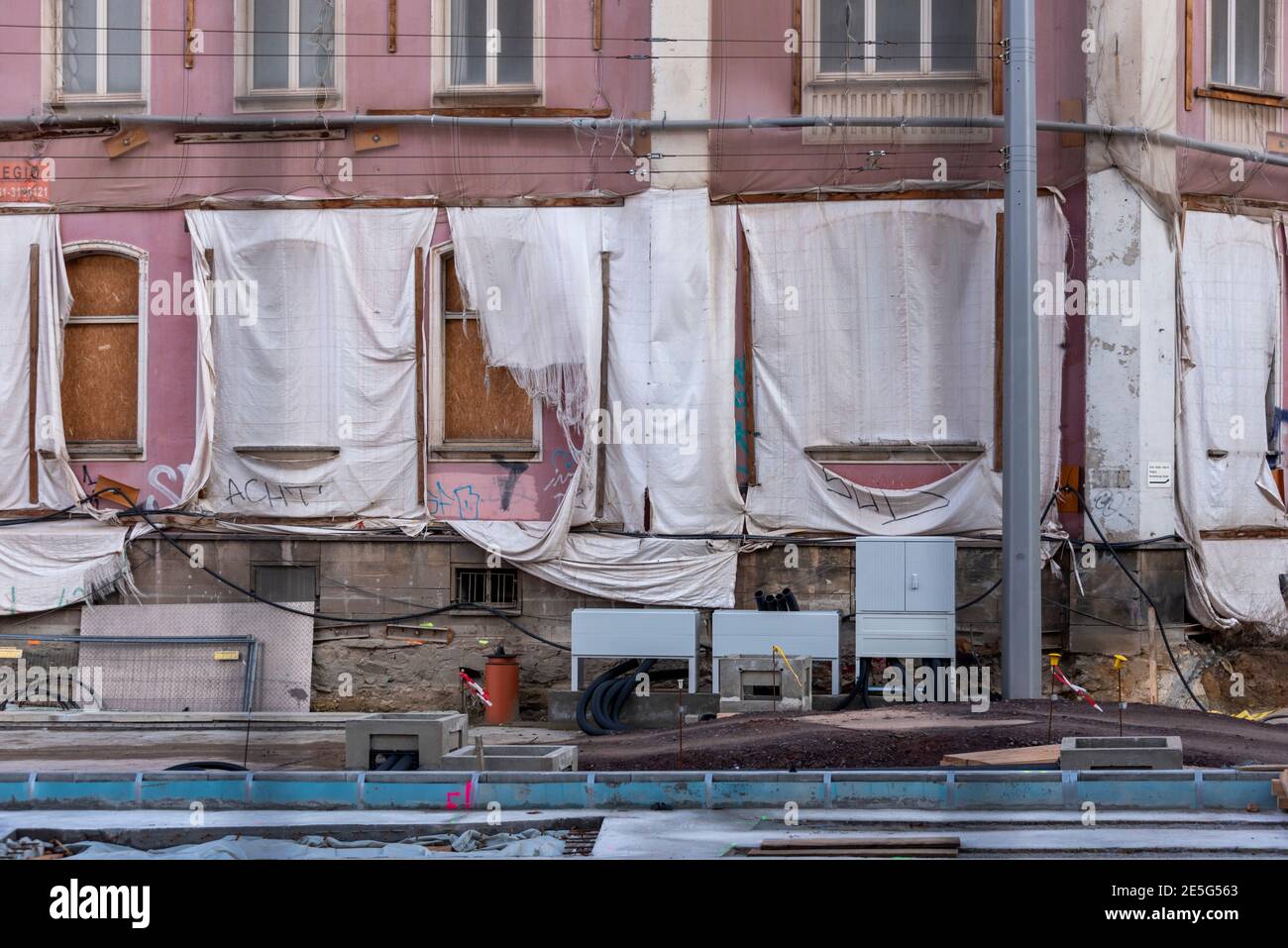 Magdeburg, Deutschland. Januar 2021. Die Fenster eines Hauses sind mit Brettern verschlossen. Vor ihnen hängen Tücher. Quelle: Stephan Schulz/dpa-Zentralbild/ZB/dpa/Alamy Live News Stockfoto