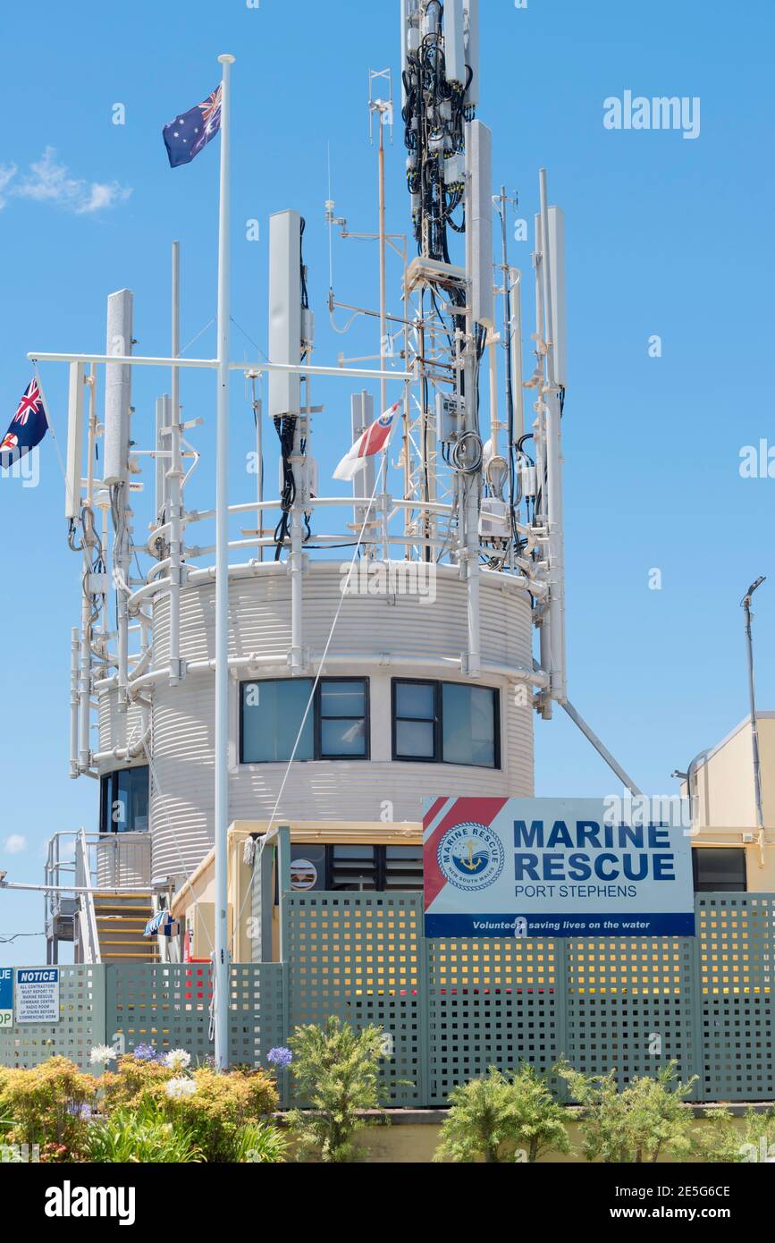 Das Marine-Rettungskommandozentrum von New South Wales am alten Leuchtturm von Nelson Bay mit Blick auf Port Stephens in New South Wales, Australien Stockfoto Das Marine-Rettungskommandozentrum von New South Wales am alten Leuchtturm von Nelson Bay mit Blick auf Port Stephens in New South Wales, Australien Stockfoto