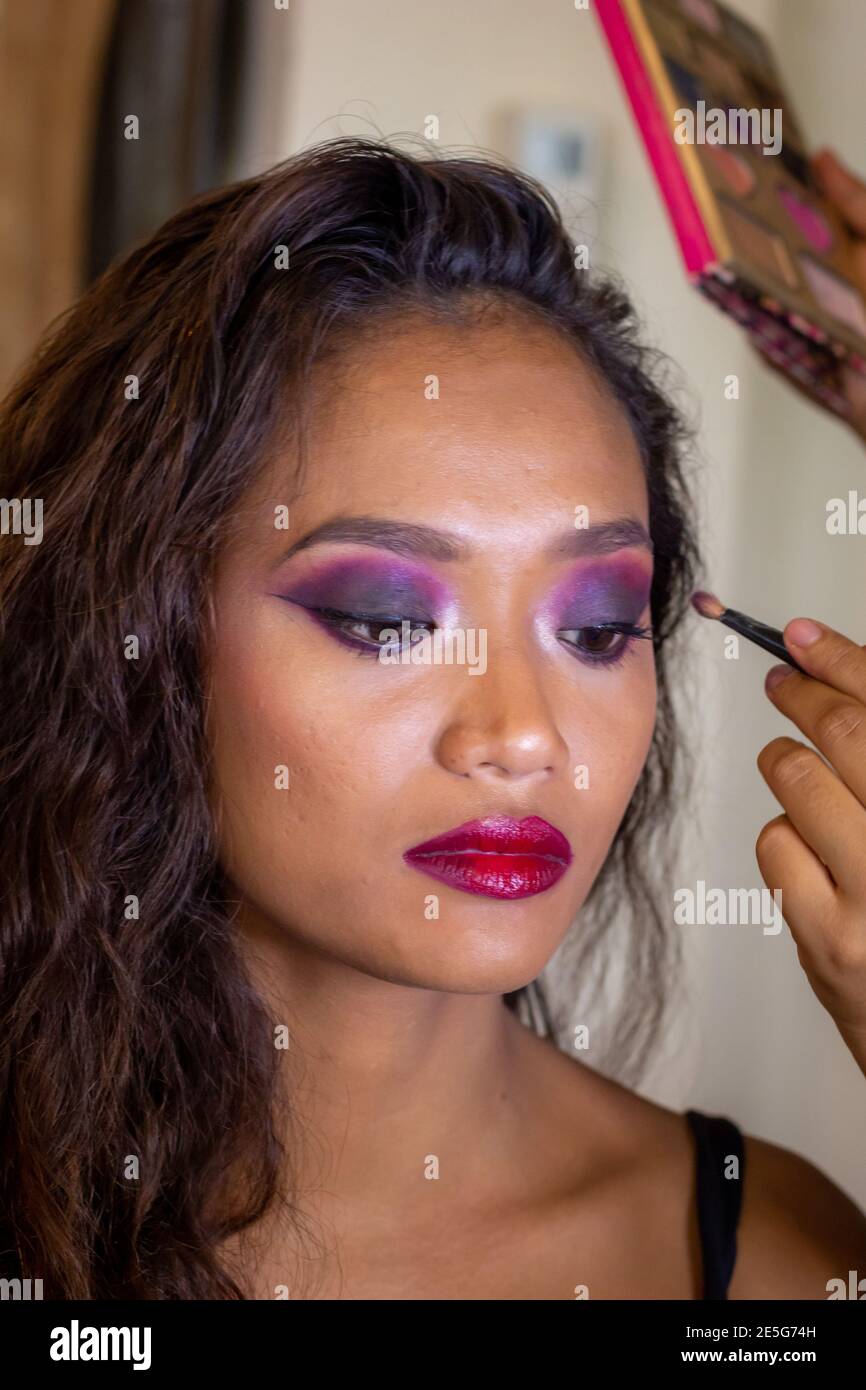 Make-up Artist Young Asian ziemlich tun Make-up zu einem Asian Latina-Modell Stockfoto