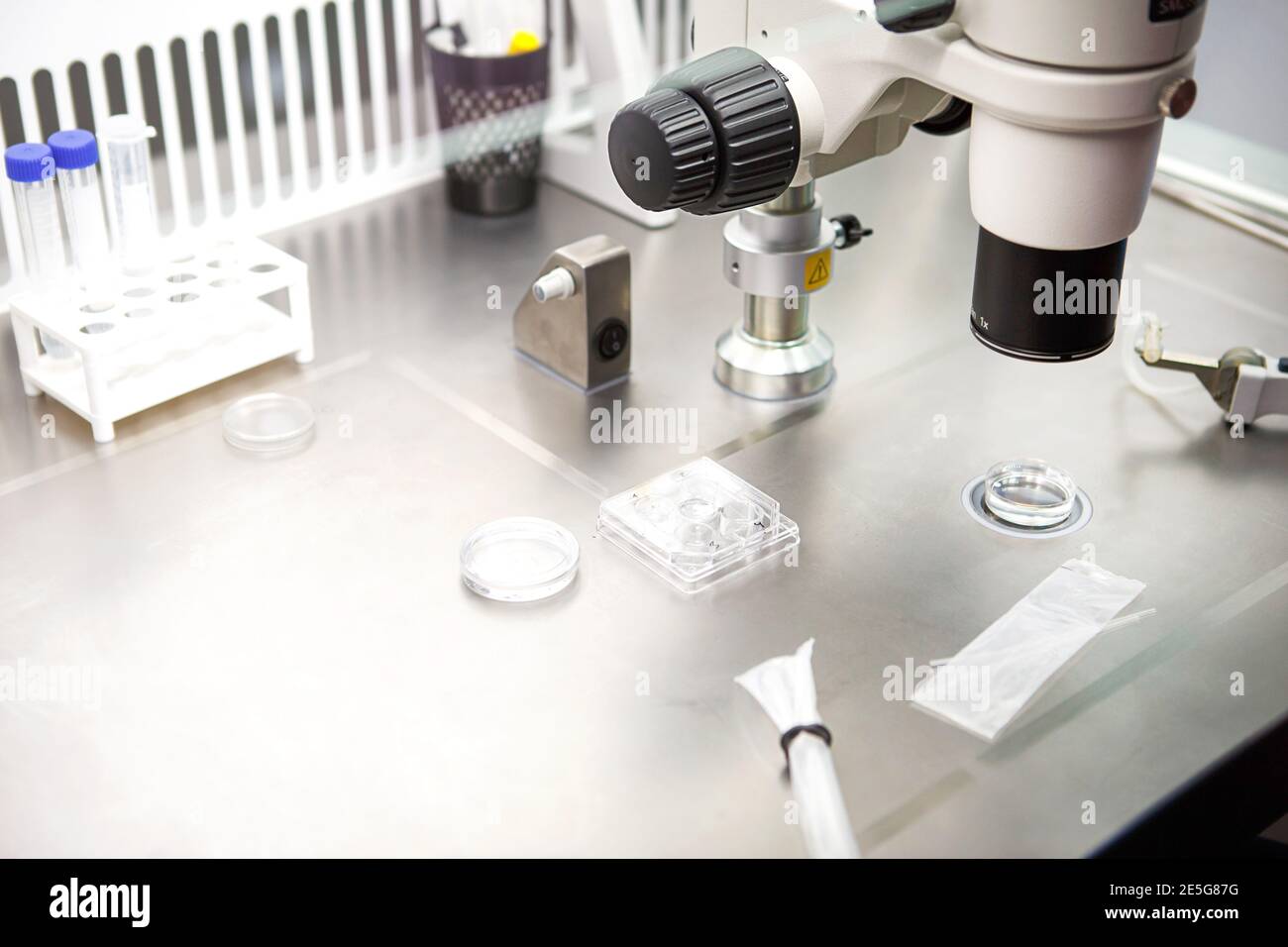 Mikroskop und optische Geräte im Labor der Klinik für künstliche Befruchtung. Die Erfindung des Impfstoffs, IVF. Tests, Befruchtung von t Stockfoto