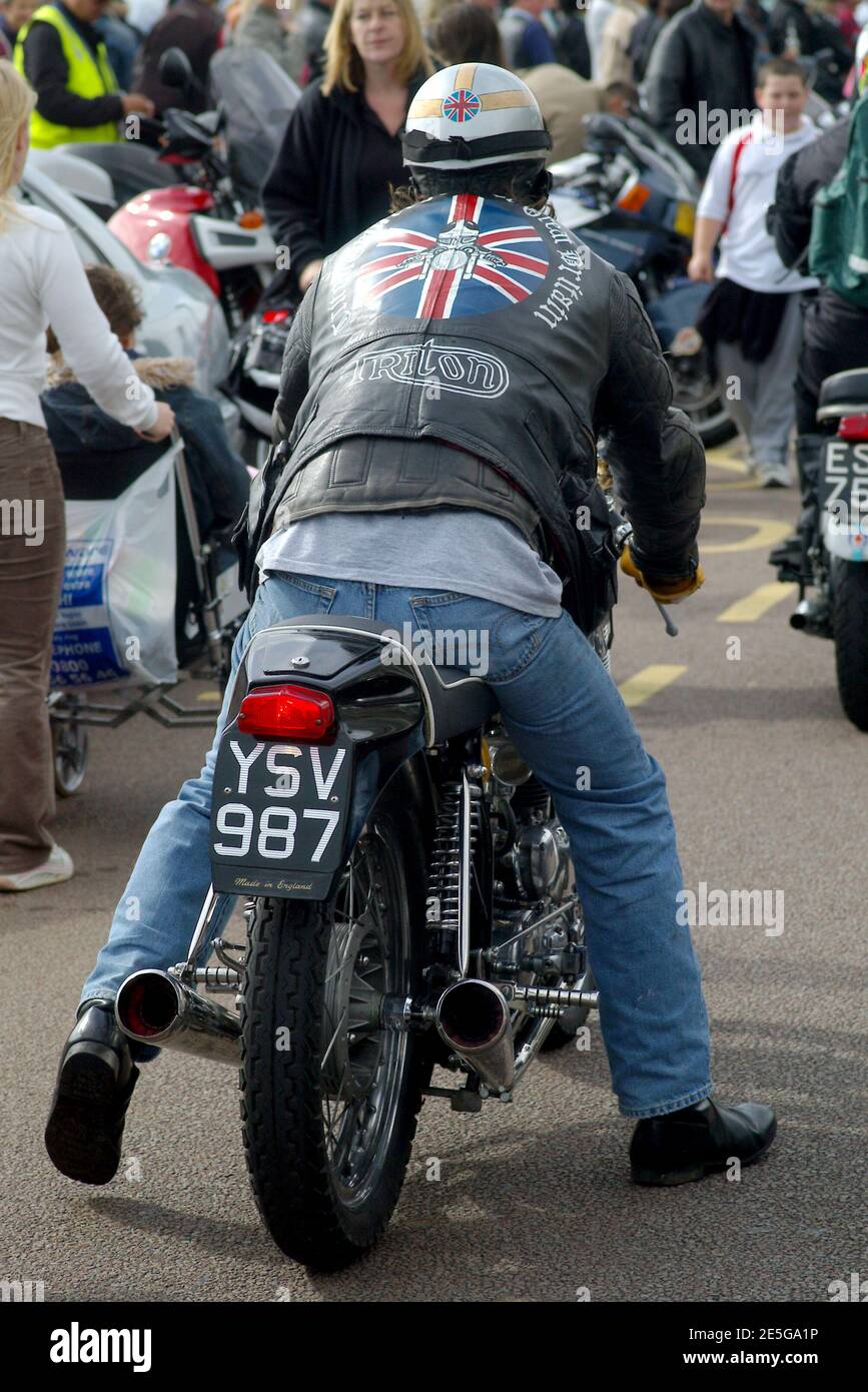 2004 Ace Cafe Rockers Reunion Run, Madeira Drive, Brighton. Triton Motorrad und Fahrer. Stockfoto