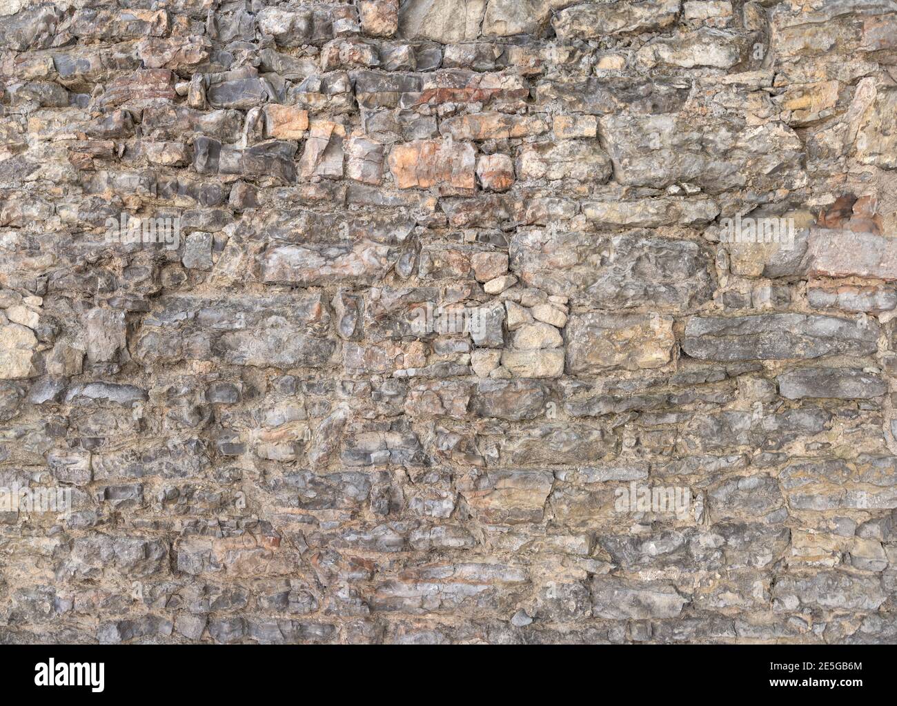 Alte graue Wand aus Natursteinen Stockfoto