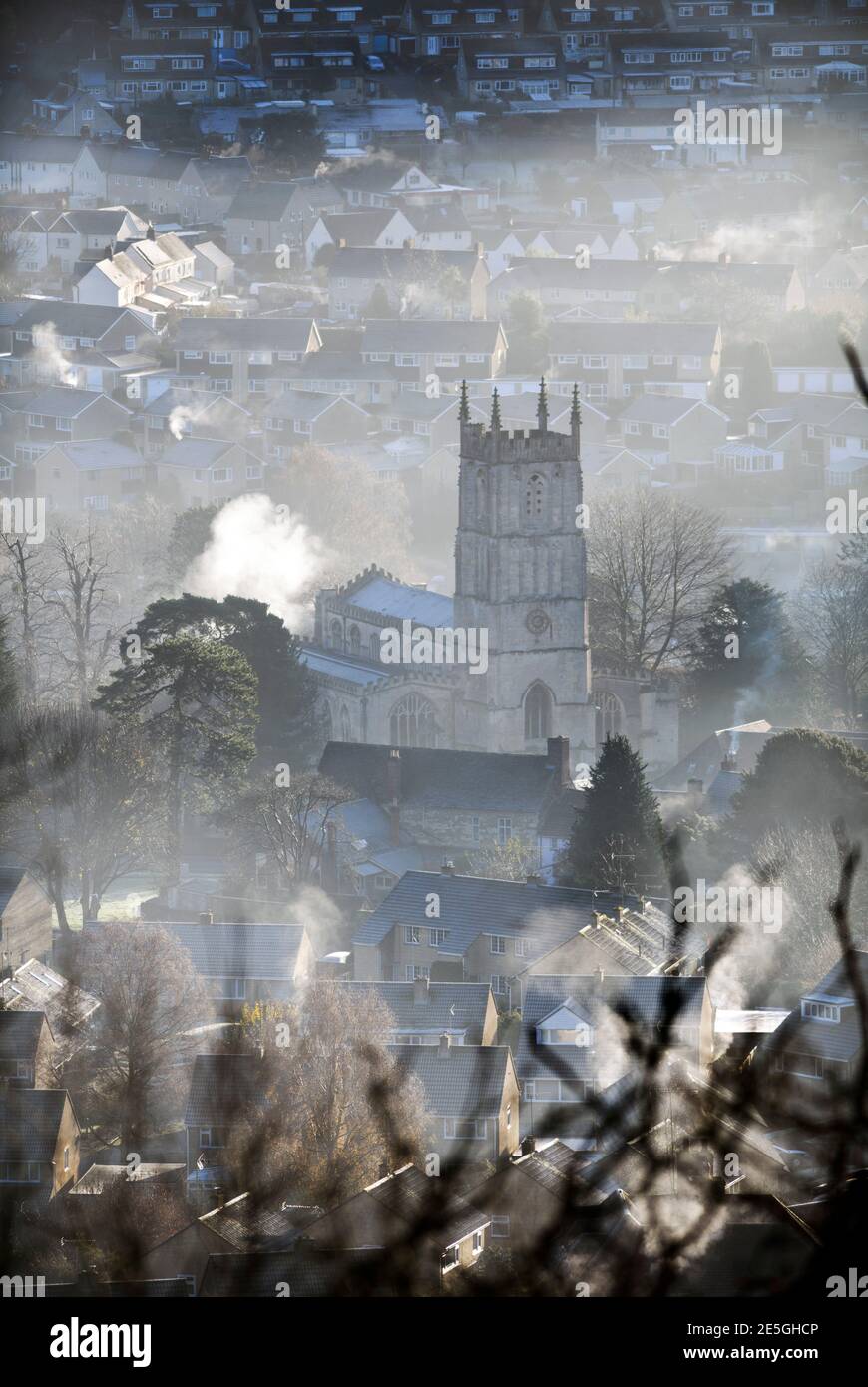 Neblige Szene mit St Mary’s Church in Wotton-under-Edge, Gloucestershire, Großbritannien Stockfoto