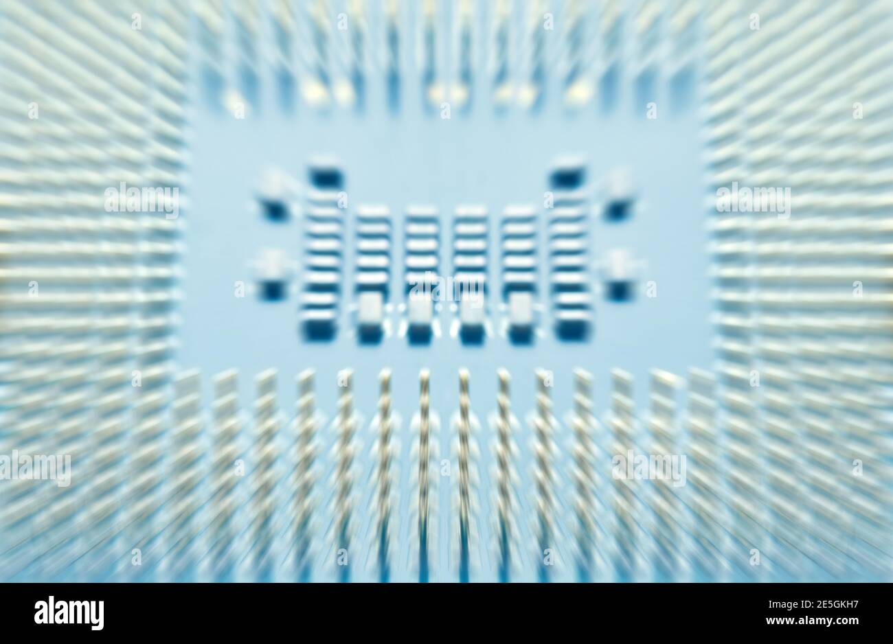 Verschwommenes Bild des Computerprozessors aus der Nähe, abstrakter High-Tech-Hintergrund. Stockfoto