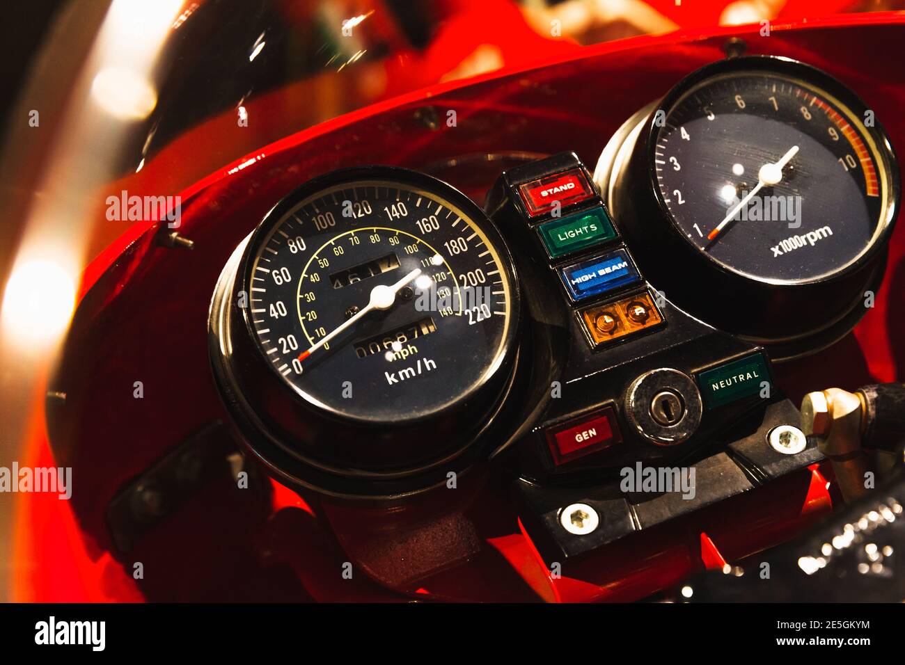 Sportbike Armaturenbrett mit analogem Tachometer, Tachometer, Kilometerzähler und Tasten Stockfoto