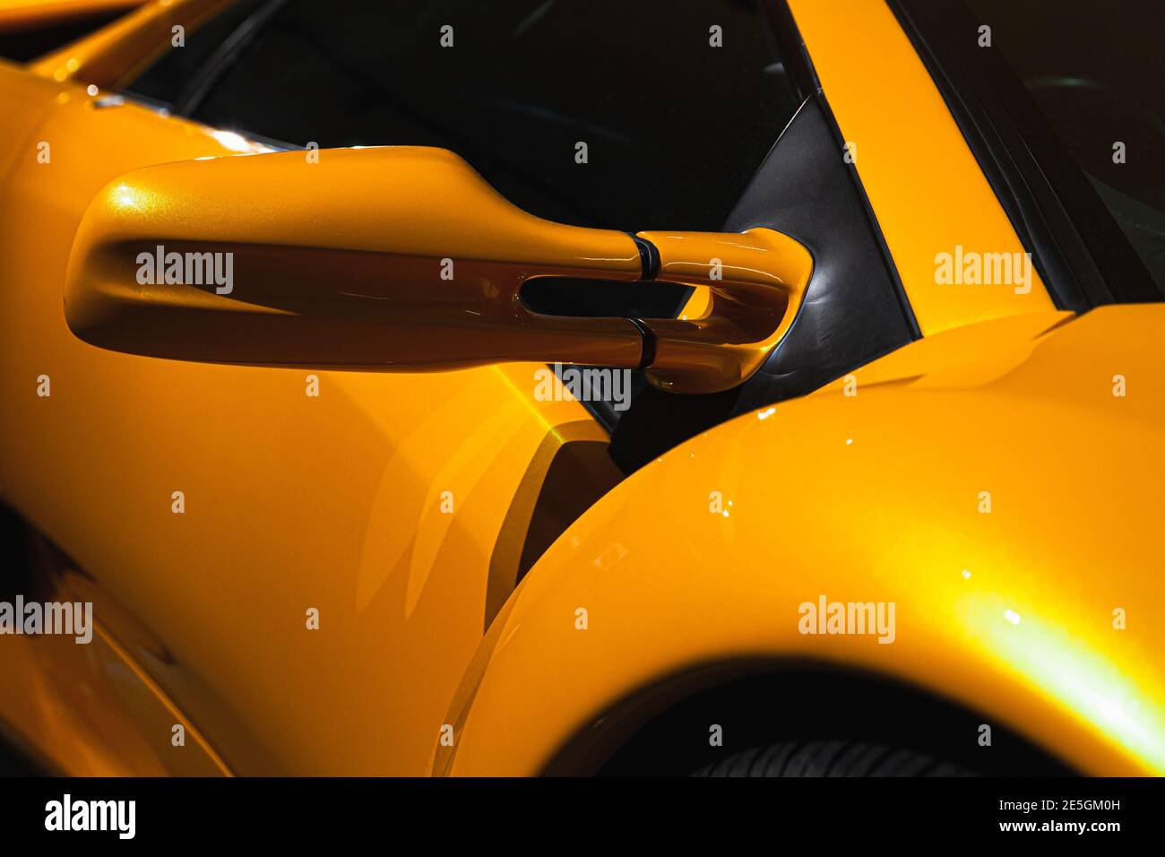 Luxusspiegel für Sportwagen in Gelb, Nahaufnahme mit selektivem Fokus Stockfoto