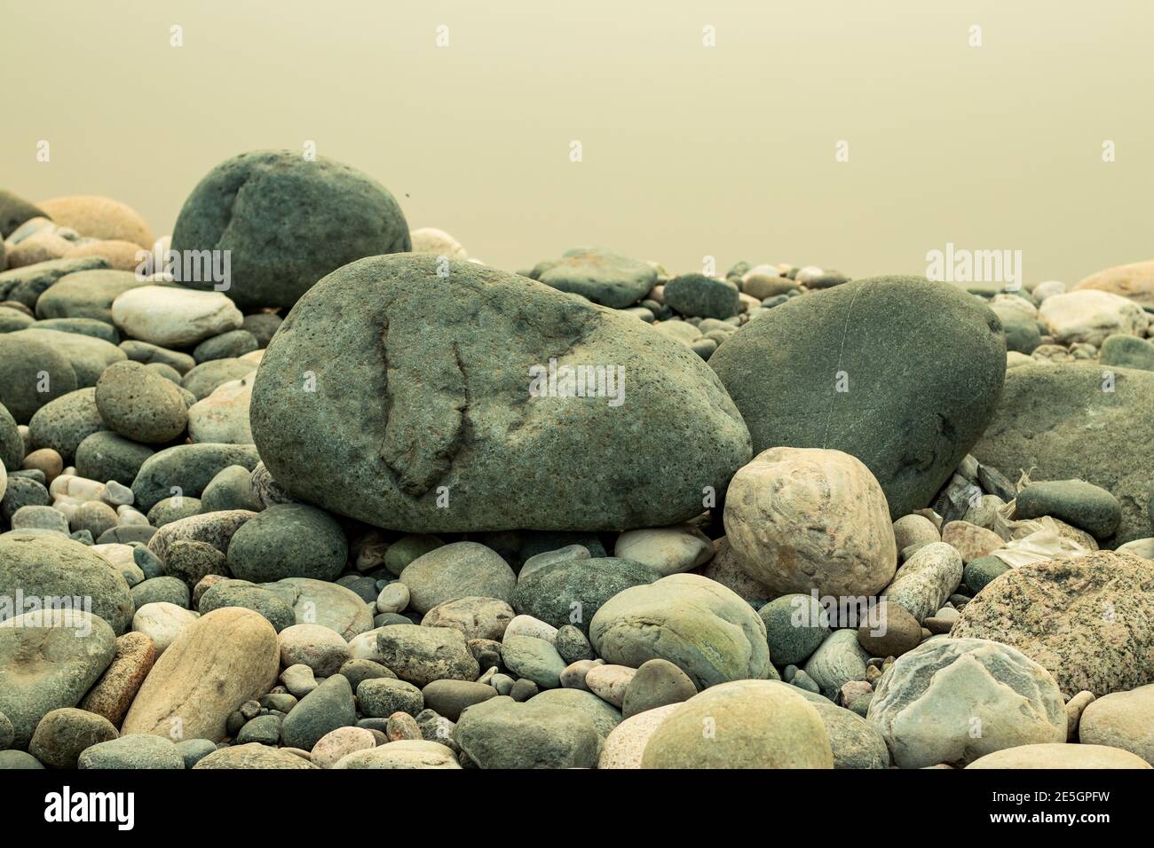 Kleiner und großer weißer Stein auf weißem Hintergrund Das Flussufer Stockfoto