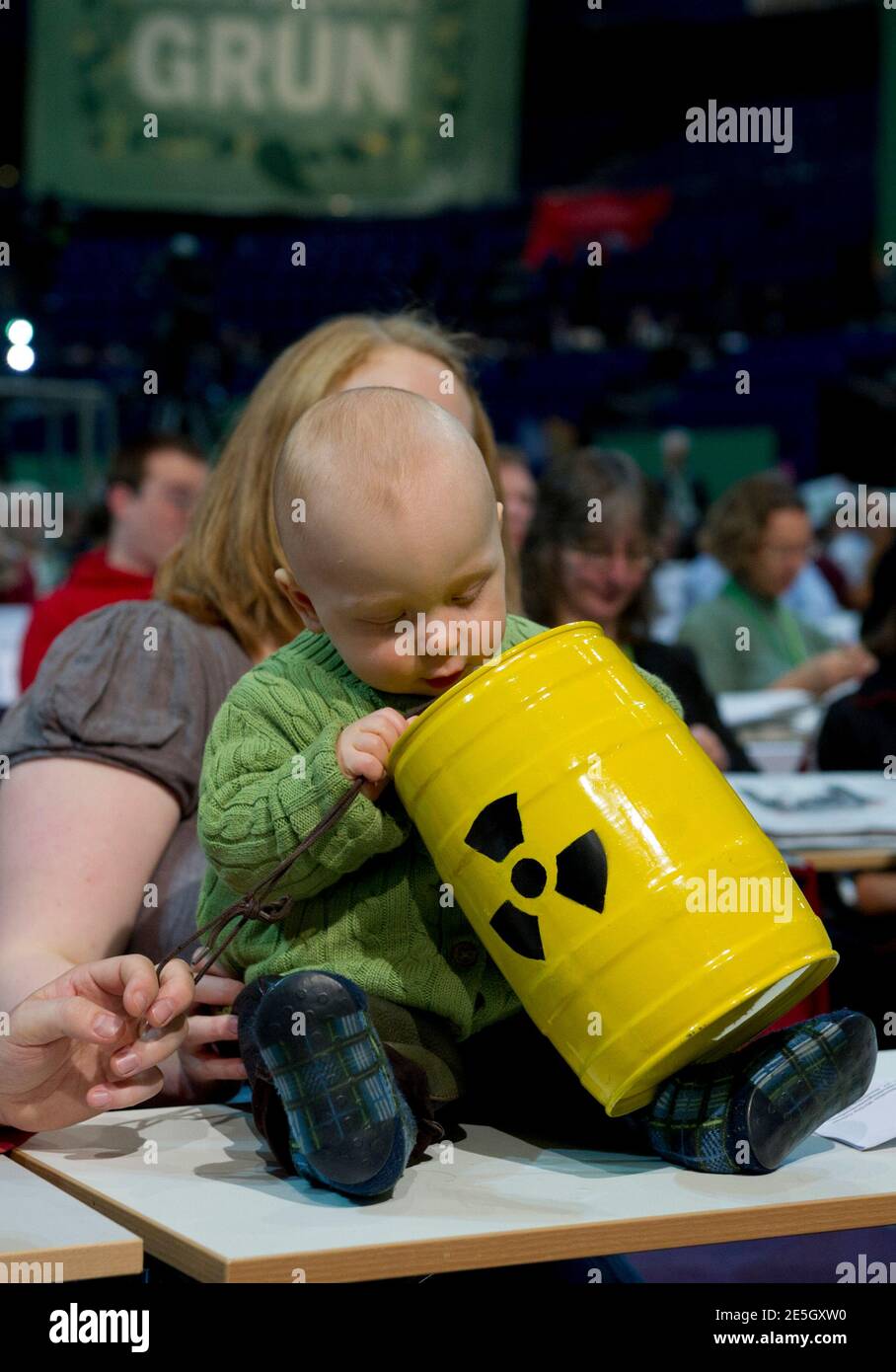 Ein Baby von Parteimitgliedern spielt mit einem Spielzeug mock nuklearen  Abfall Lauf, während Deutschlands Grünen Parteitag in Kiel 27. November  2011. REUTERS/Morris Mac Matzen (Deutschland - Tags: Politik-Gesellschaft  Stockfotografie - Alamy