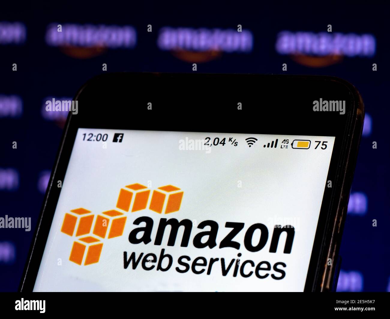 In dieser Abbildung ist ein Amazon Web Services-Logo zu sehen Wird auf dem Smartphone angezeigt Stockfoto