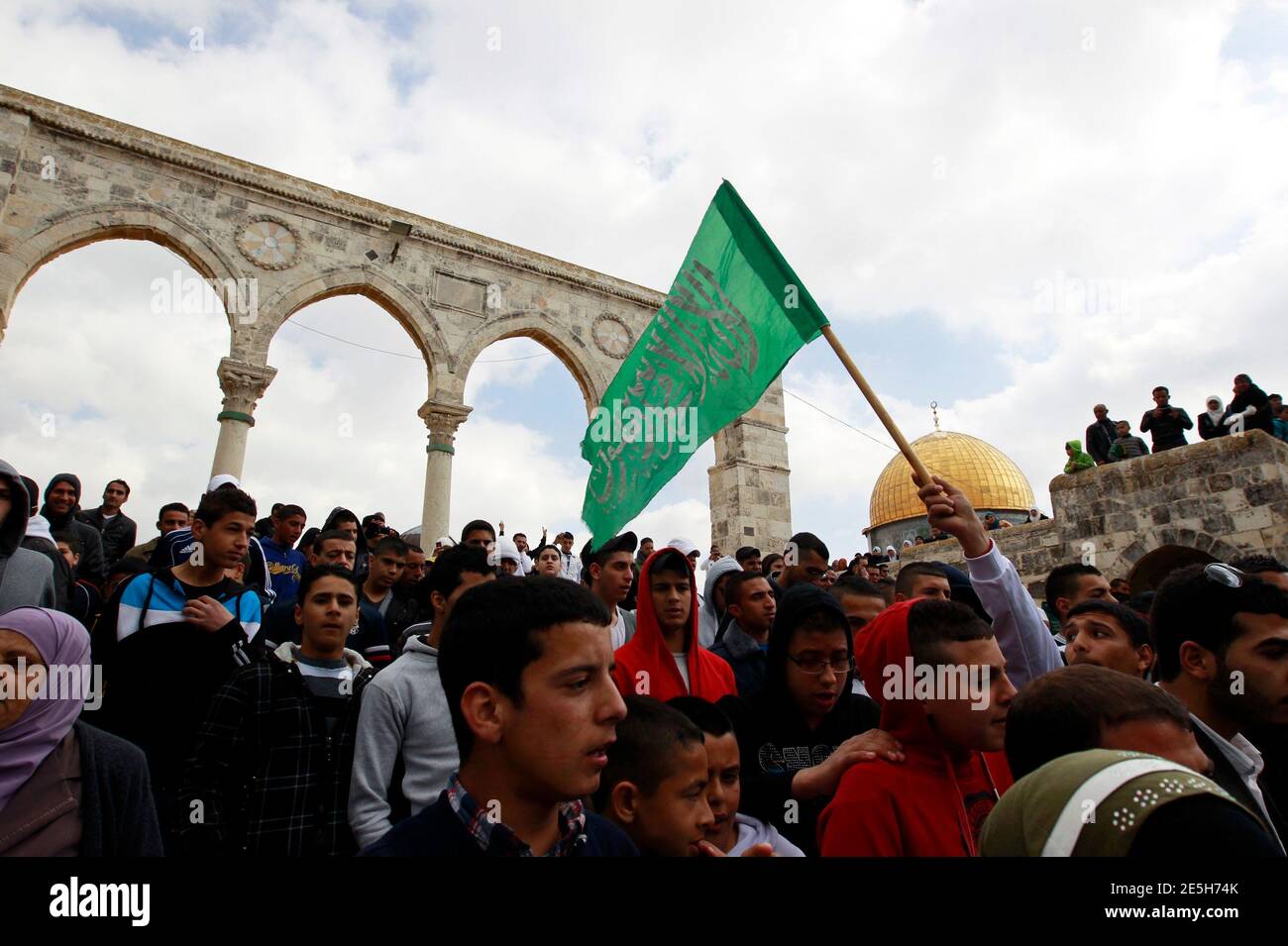 Ein palästinensischer Demonstrant hält eine Hamas-Fahne während einer Protestaktion fordern die Freilassung palästinensischer Häftlinge in israelischen Gefängnissen nach dem Freitagsgebet in der Jerusalemer Altstadt 1. März 2013 statt. Der Tod eines palästinensischen Gefangenen unter umstrittenen Umständen in einem israelischen Gefängnis letzte Woche, zusammen mit einem Hungerstreik von vier anderen palästinensischen Gefangenen, von die zwei ihren Protest am Mittwoch beendet nach einer auf ihre Freilassung Einigung mit Israel, haben aus gewalttätigen Protesten in den vergangenen Wochen im Westjordanland berührt. REUTERS/Ammar Awad (Westjordanland - Tags: Politik Unruhen RELIG Stockfoto