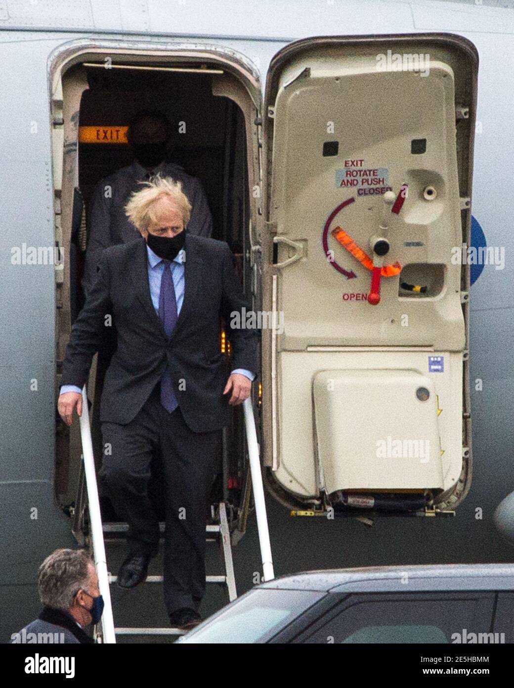 Glasgow, Schottland, Großbritannien. Januar 2021. Im Bild: Der britische Premierminister Boris Johnson kommt von seinem Flugzeug am Flughafen Glasgow und signalisiert den Beginn seines Schottlandbesuchs. Sein Besuch wurde durch Kontroversen wegen des Reiseverbots, das die schottische erste Ministerin Nicola Sturgeon in die Wege gelegt hat, in Frage gestellt, ob der Besuch des Premierministers eine wesentliche Reise ist oder nicht. Herr Johnson ist auf dem wichtigen Geschäft, um die Beziehungen zur Gewerkschaft aufrechtzuerhalten. Quelle: Colin Fisher/Alamy Live News Stockfoto