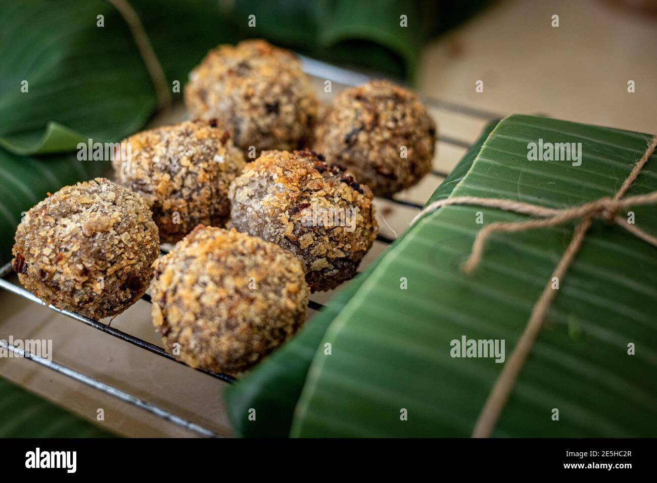 Kroketten aus Bananenbaumblüte oder Bola Bola puso sa-Saging Stockfoto