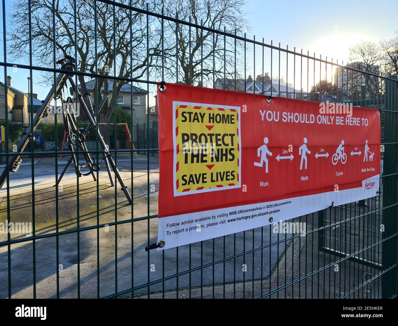 Eine Regierung Covid-19 Lockdown Informationsbanner in einem Park informiert die Öffentlichkeit über Outdoor-Übung Regeln. Stockfoto