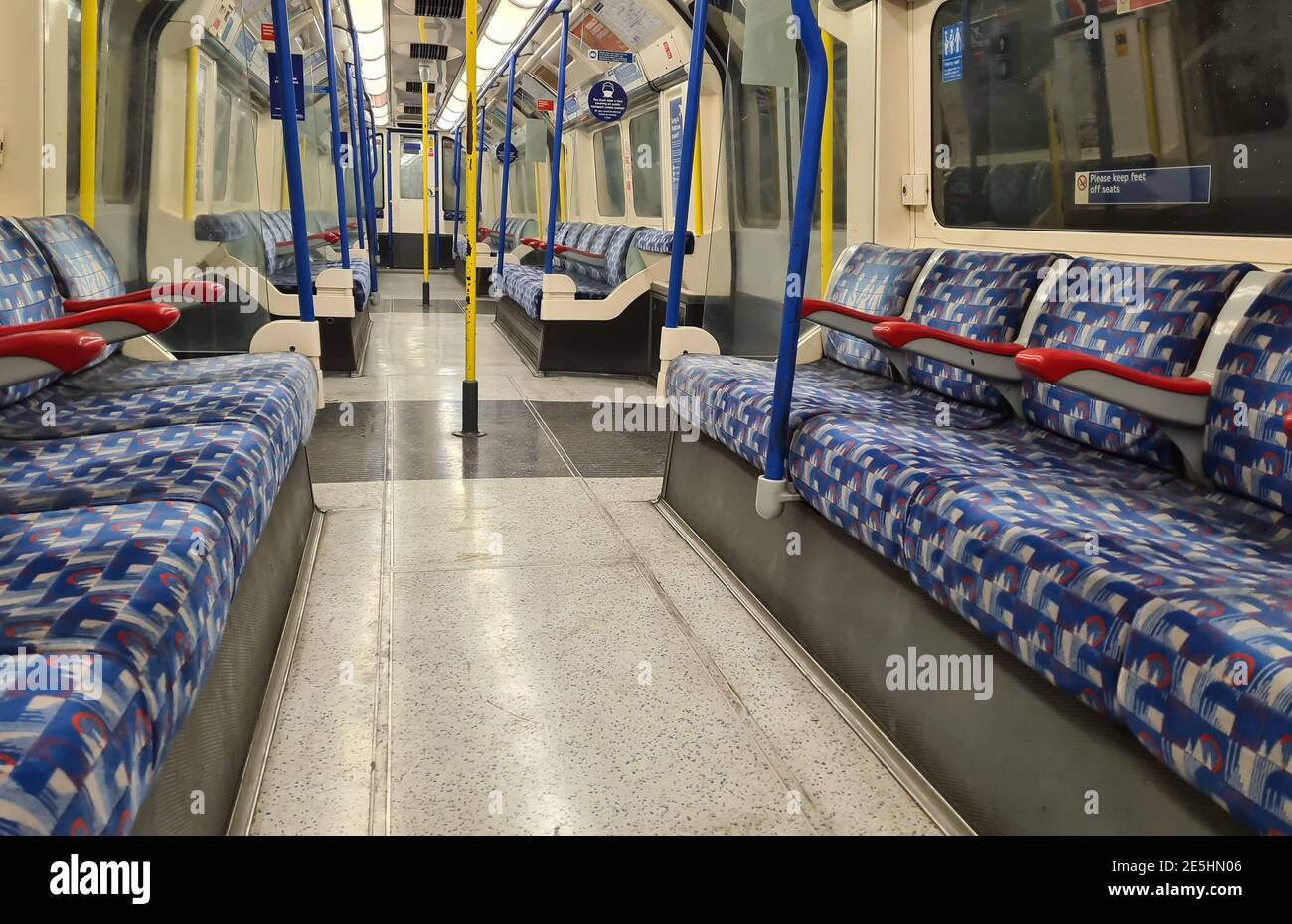 Ein völlig leerer Londoner U-Bahn-Wagen während der nationalen Sperre von Covid-19. Stockfoto