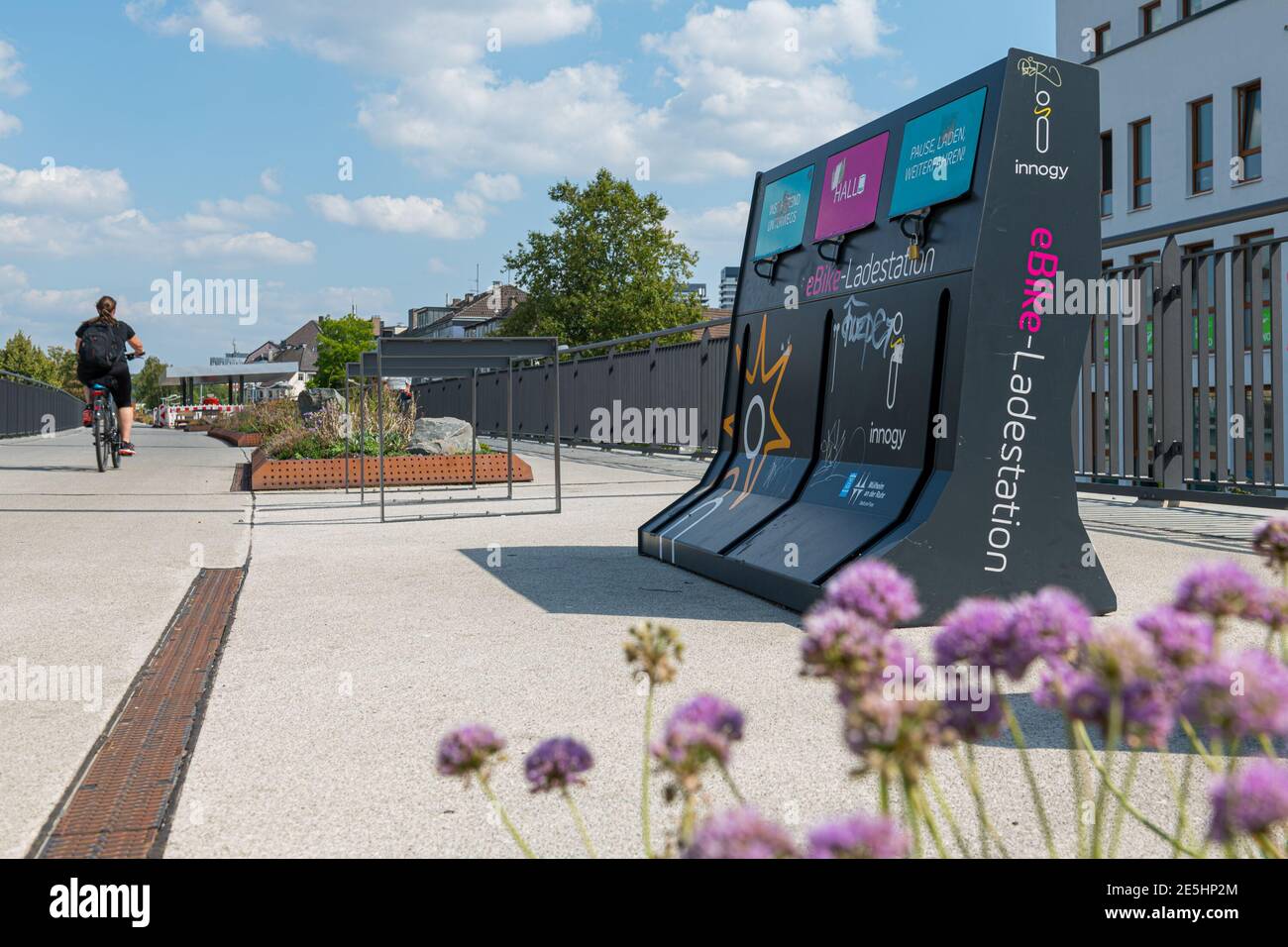 Das Teilstück des Radschnellweg Ruhr (RS1) zwischen dem Mülheimer Hauptbahnhof über den Stadt-Viadukt Mülheim bis zur Ruhrbrücke. Stockfoto