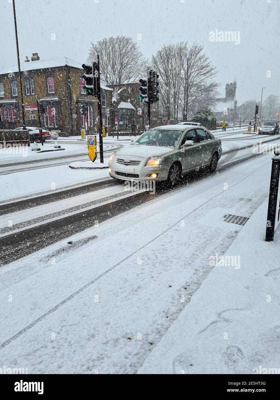 Ein seltener Schneefall in London macht schwierige Fahrbedingungen. Stockfoto