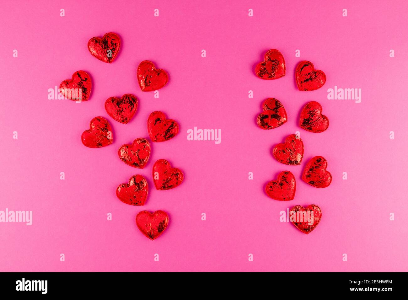 Ein rotes Herz auf rosa Hintergrund zur Feier der Liebe valentinstag februar 14 Stockfoto