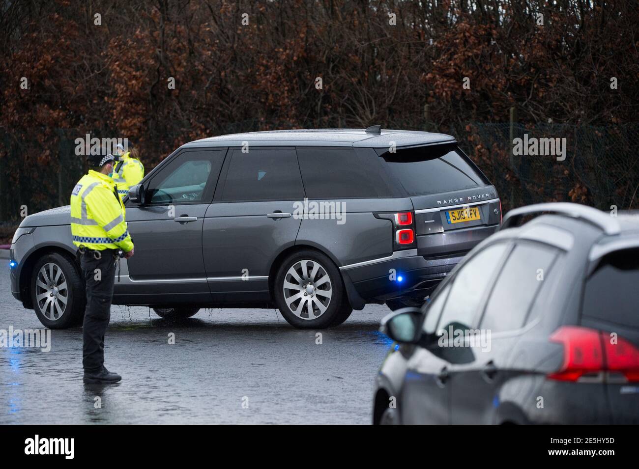 Glasgow, Schottland, Großbritannien. Januar 2021. Im Bild: Der britische Premierminister Boris Johnson kommt von seinem Flugzeug am Flughafen Glasgow und signalisiert den Beginn seines Schottlandbesuchs. Sein Besuch wurde durch Kontroversen wegen des Reiseverbots, das die schottische erste Ministerin Nicola Sturgeon in die Wege gelegt hat, in Frage gestellt, ob der Besuch des Premierministers eine wesentliche Reise ist oder nicht. Herr Johnson ist auf dem wichtigen Geschäft, um die Beziehungen zur Gewerkschaft aufrechtzuerhalten. Quelle: Colin Fisher/Alamy Live News Stockfoto