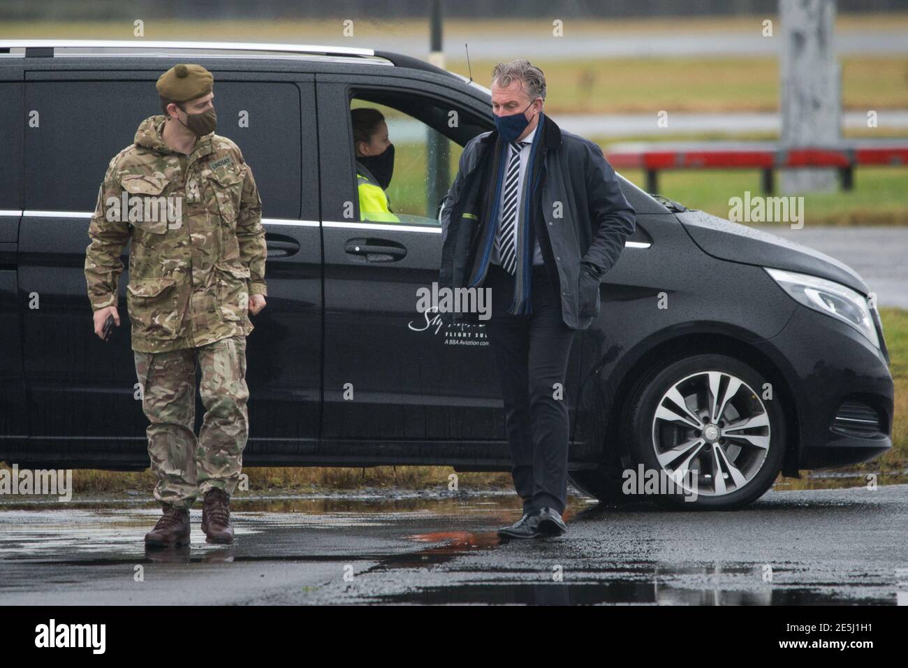 Glasgow, Schottland, Großbritannien. Januar 2021. Im Bild: Der britische Premierminister Boris Johnson kommt von seinem Flugzeug am Flughafen Glasgow und signalisiert den Beginn seines Schottlandbesuchs. Sein Besuch wurde durch Kontroversen wegen des Reiseverbots, das die schottische erste Ministerin Nicola Sturgeon in die Wege gelegt hat, in Frage gestellt, ob der Besuch des Premierministers eine wesentliche Reise ist oder nicht. Herr Johnson ist auf dem wichtigen Geschäft, um die Beziehungen zur Gewerkschaft aufrechtzuerhalten. Quelle: Colin Fisher/Alamy Live News Stockfoto