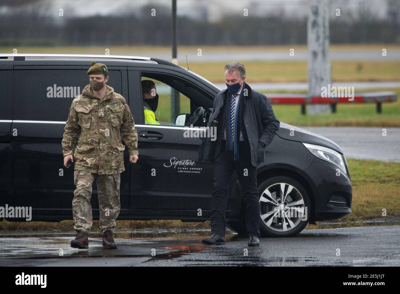 Glasgow, Schottland, Großbritannien. Januar 2021. Im Bild: Der britische Premierminister Boris Johnson kommt von seinem Flugzeug am Flughafen Glasgow und signalisiert den Beginn seines Schottlandbesuchs. Sein Besuch wurde durch Kontroversen wegen des Reiseverbots, das die schottische erste Ministerin Nicola Sturgeon in die Wege gelegt hat, in Frage gestellt, ob der Besuch des Premierministers eine wesentliche Reise ist oder nicht. Herr Johnson ist auf dem wichtigen Geschäft, um die Beziehungen zur Gewerkschaft aufrechtzuerhalten. Quelle: Colin Fisher/Alamy Live News Stockfoto