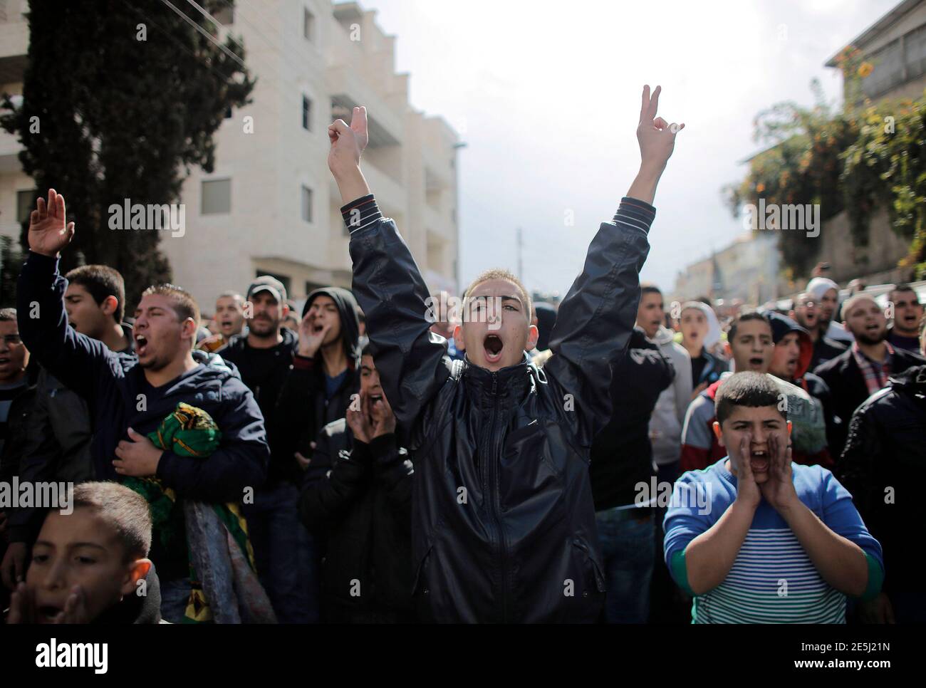 Palästinenser nehmen Teil an einer Anti-Israel-Rallye über die Einschränkungen bei der Einreise in die al-Aqsa Moschee im Stadtteil Ost-Jerusalem von Wadi al-Joz 31. Oktober 2014. Israelische Polizei erklärte eine Altersgrenze am Freitag für die Palästinenser wollen, geben die Altstadt, so dass nur Männer über dem Alter von 50 und alle Weibchen zu geben. Muslimische Männer über 50 beteten an der Aksa-Moschee in der Altstadt von Jerusalem am Freitag inmitten intensiv Sicherheit Zugriff auf einen Tag, nachdem Israel schloss alle auf die heilige Verbindung zum ersten Mal in mehr als einem Jahrzehnt nach Gewalt auf den Straßen.     REUTERS/Ammar Awad (JERUSALEM Stockfoto