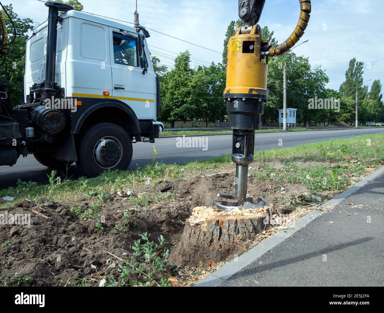 Voronezh, Russland - 22. Juni 2020: Spezialfahrzeug für das Bohren von Stumps Stockfoto