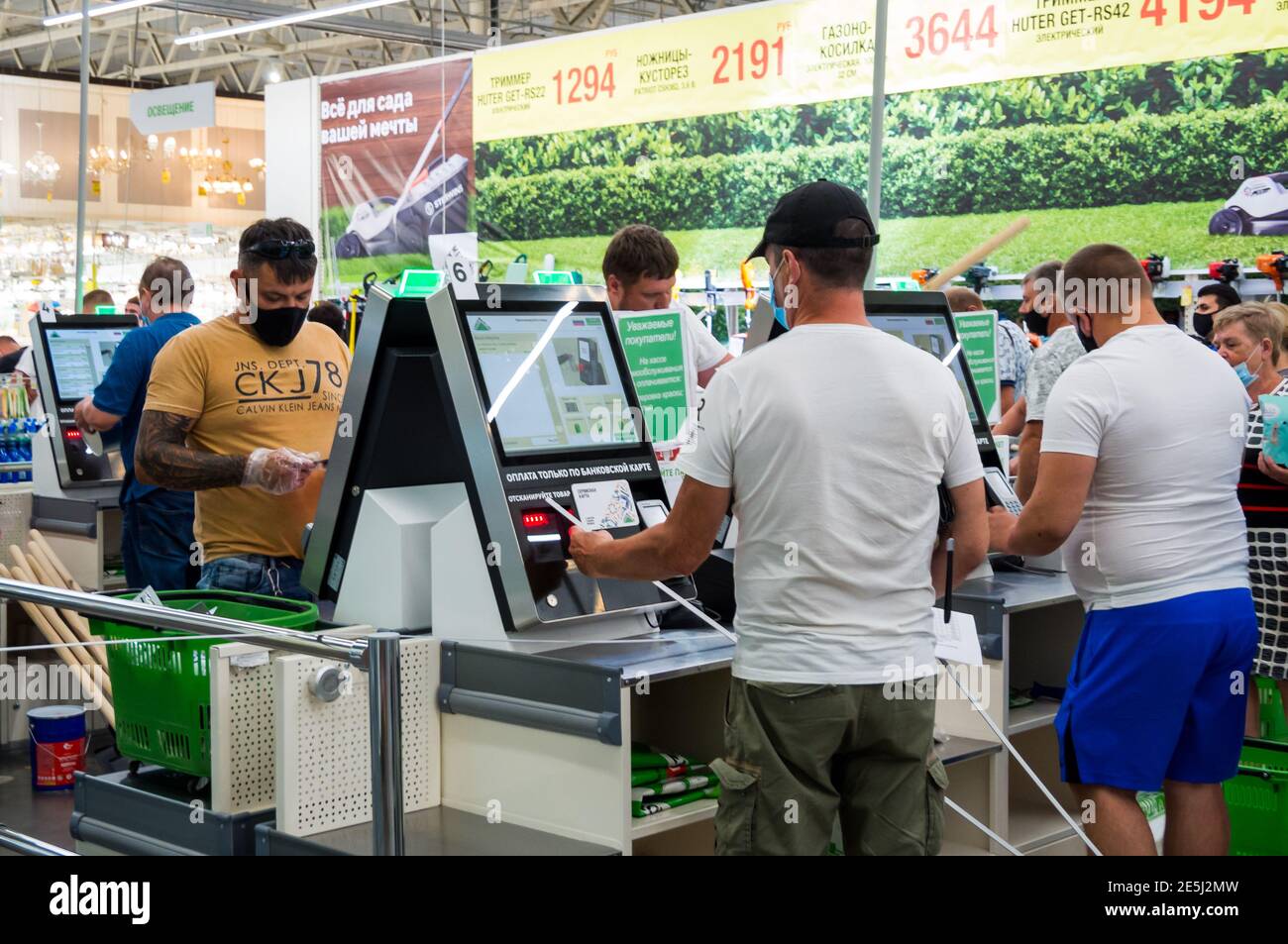 Voronezh, Russland - 26. Juni 2020: Kauf an Selbstbedienungskassen, Leroy-Merlin Store, Voronezh Stockfoto