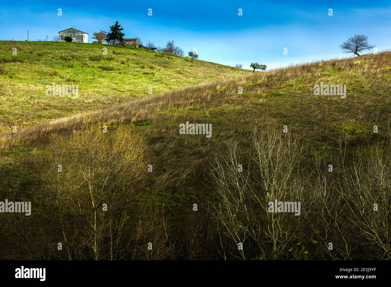 Farm auf einem Hügel. Abruzzen, Italien, Europa Stockfoto
