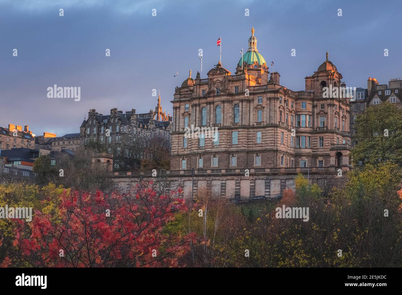 Herbstansicht bei Sonnenuntergang von Princes Street Gardens of Museum Auf dem Hügel an der Royal Mile in der Altstadt Edinburgh in der Zentrale der Bank o untergebracht Stockfoto