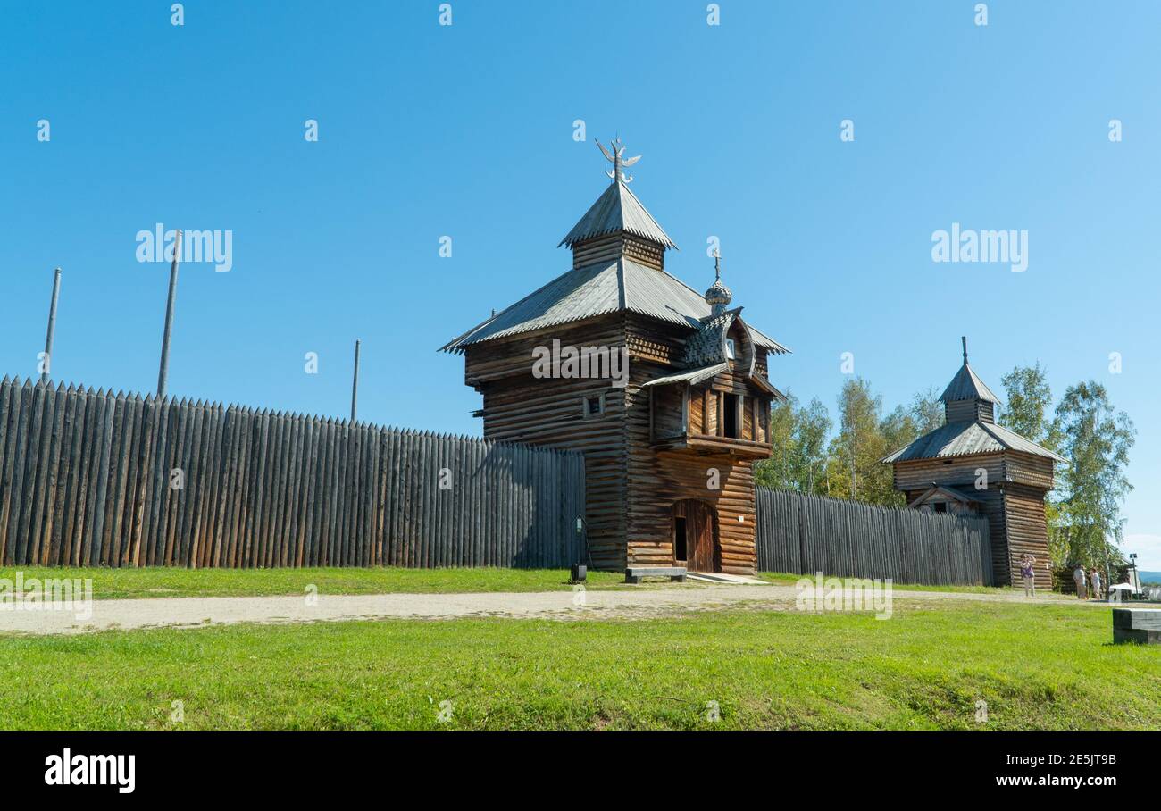 Russland, Irkutsk, August 2020: Irkutsk architektonisches und ethnographisches Museum von Taltsy. Holzturm. Stockfoto