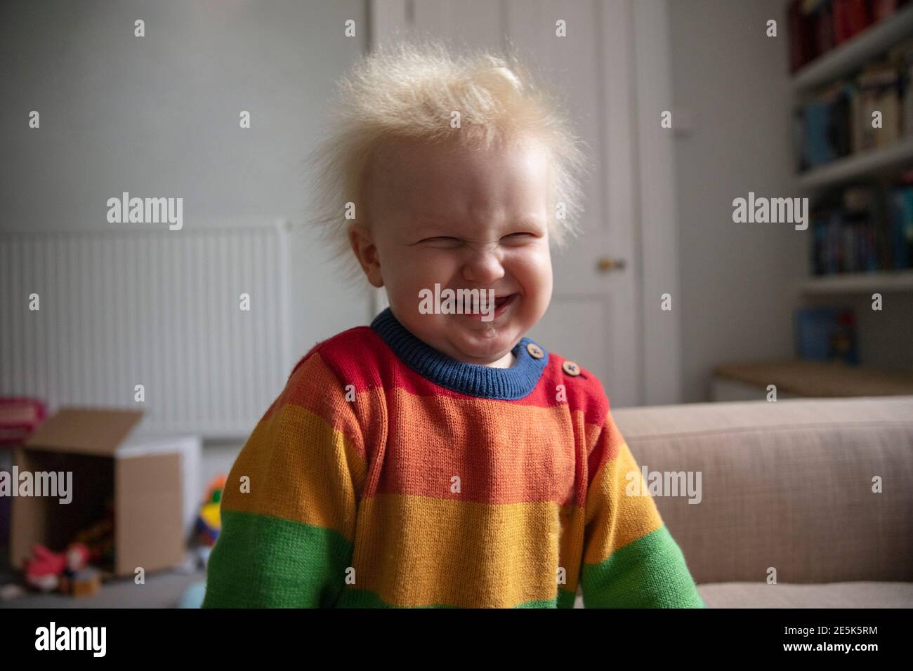 Glücklich Kleinkind Kind grinsend und lachend Spaß zu Hause Stockfoto