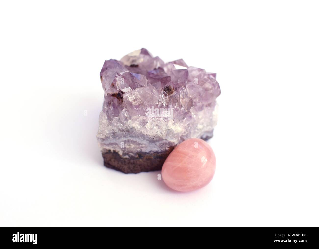 Kristalle aus Amethyst und Rosenquarz. Edelsteine auf weißem Hintergrund. Magische Steine. Stockfoto