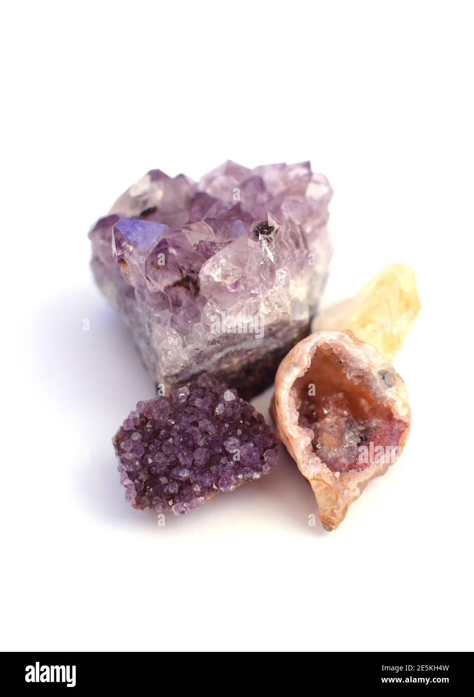 Wunderschöne Juwelen. Amethyst Drusen und Achatgeode mit mehrfarbigen Quarzkristallen. Stockfoto