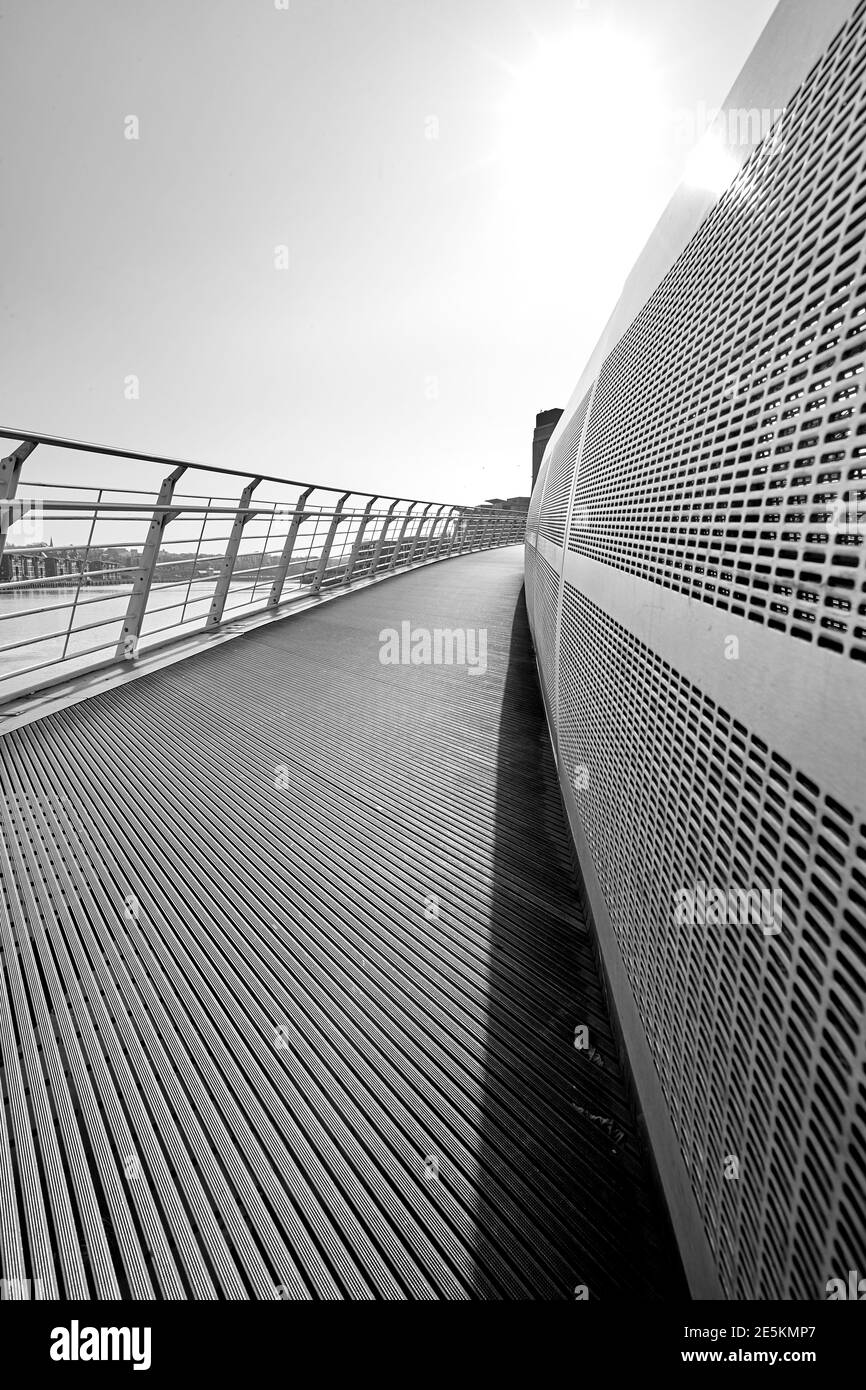 Gateshead Millennium Bridge am Fluss Tyne in Gateshead, Tyneside, North East, Großbritannien Stockfoto